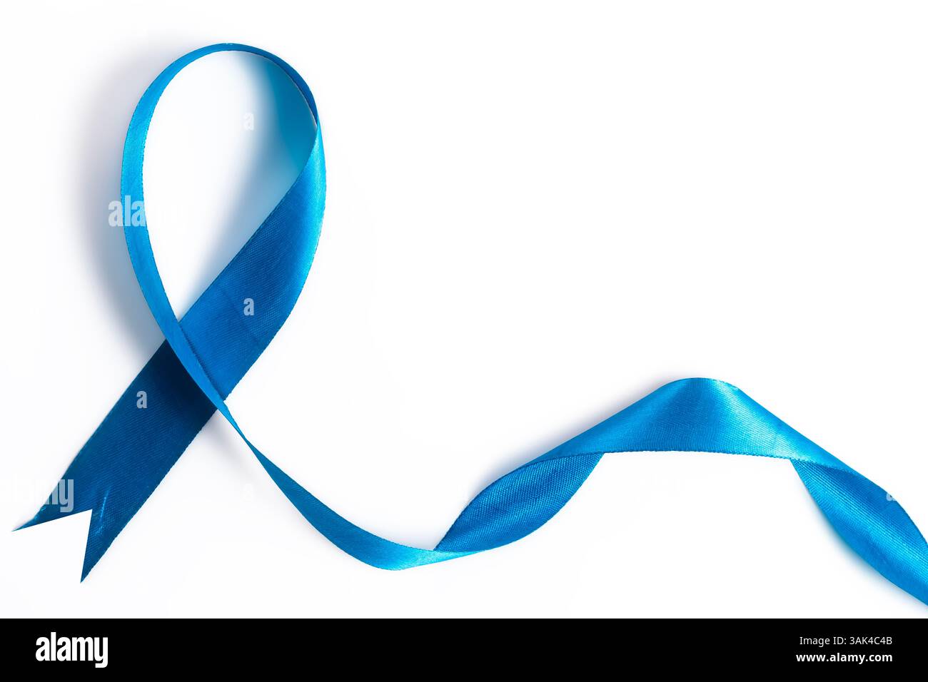 Un ruban bleu placé dans un anneau symbolique représentant la conscience, le soutien et les environnements de soutien. Parfait comme élément de conception de sensibilisation. Banque D'Images Un ruban bleu placé dans un anneau symbolique représentant la conscience, le soutien et les environnements de soutien. Parfait comme élément de conception de sensibilisation. Banque D'Images