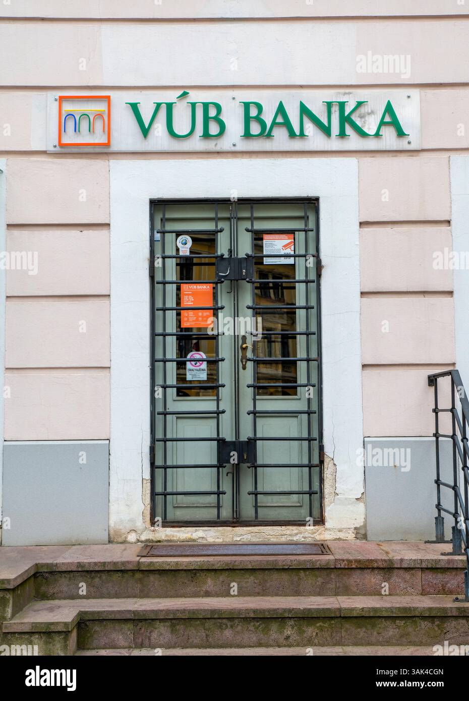Banska Stiavnica, Slovaquie -28 juillet 2024 : la banque VUB fait partie du groupe Intesa Sanpaolo. Vseobecna uverova banka branche à Nova Bana. Slovaquie. Banque D'Images