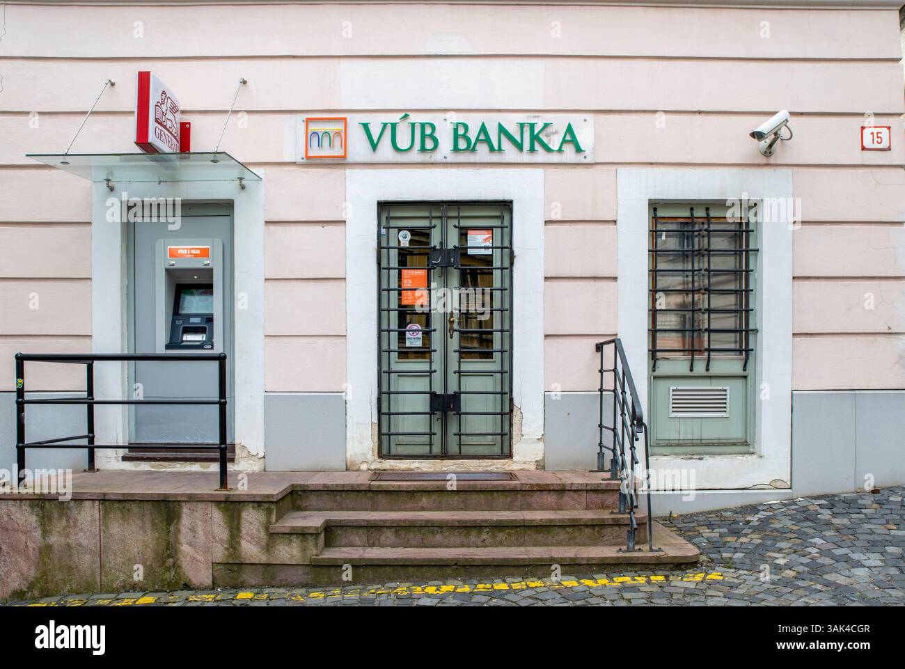 Banska Stiavnica, Slovaquie -28 juillet 2024 : la banque VUB fait partie du groupe Intesa Sanpaolo. Vseobecna uverova banka branche à Nova Bana. Slovaquie. Banque D'Images