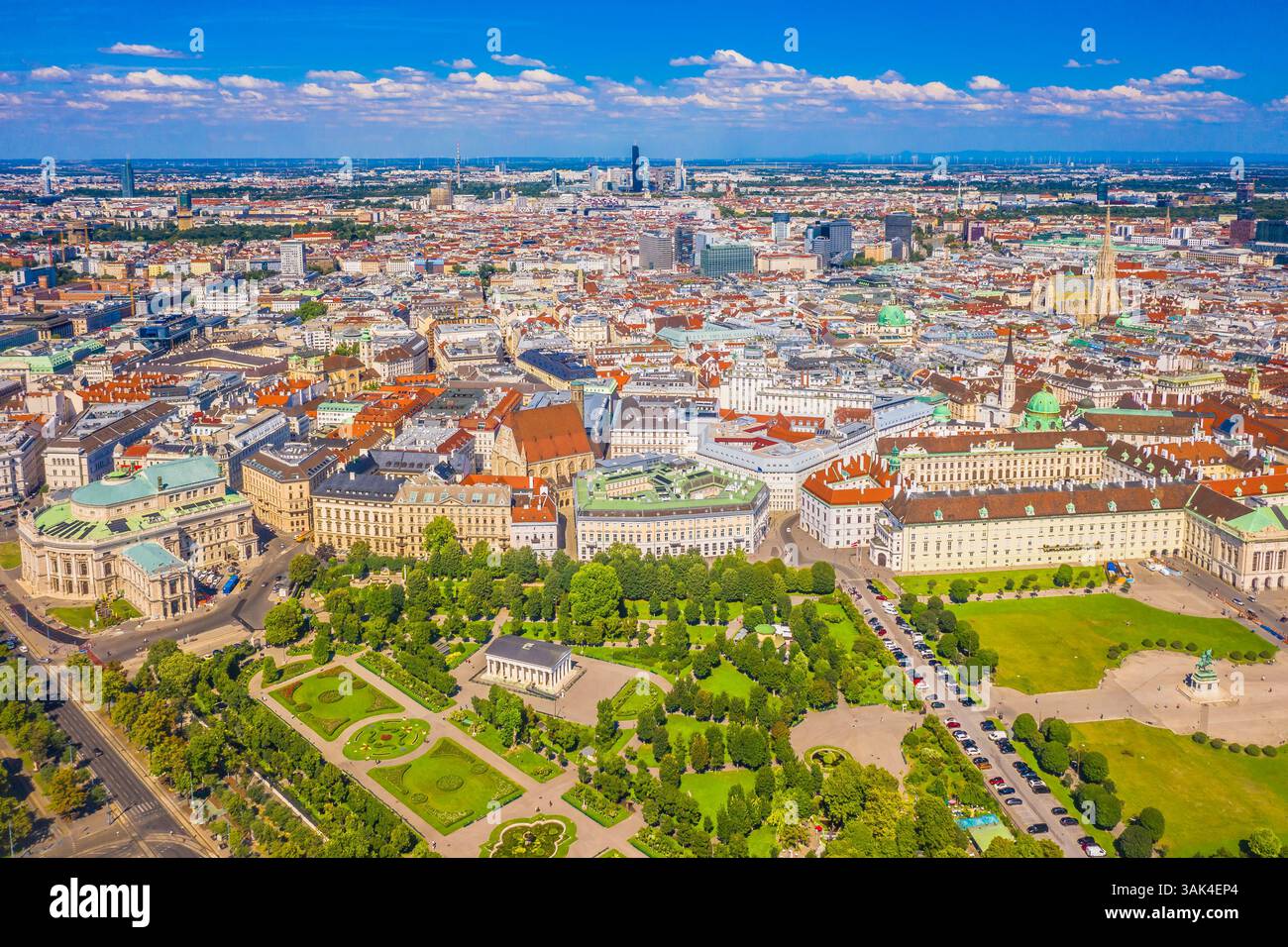 Une vue aérienne spectaculaire sur Vienne, en Autriche, avec des monuments emblématiques tels que la cathédrale, le palais et le bâtiment de l'opéra, entourés de parcs Banque D'Images