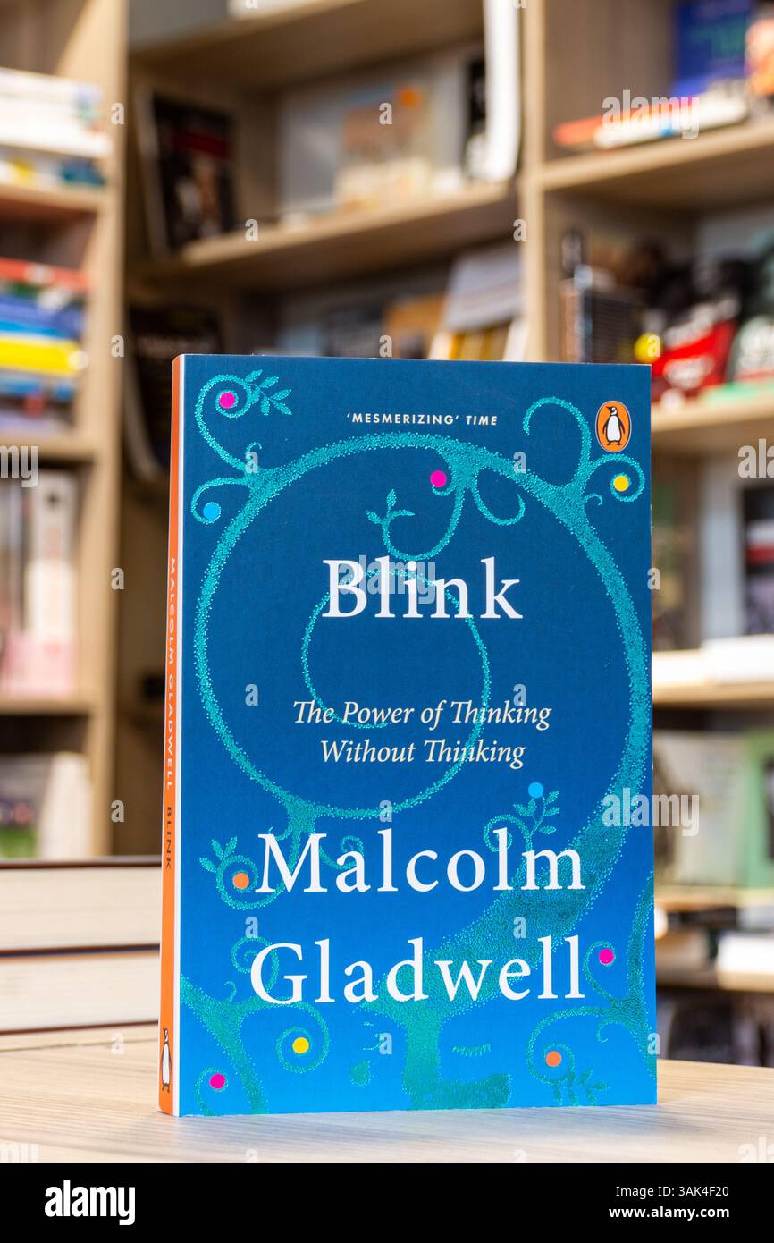 Gros plan du livre Blink : The Power of Thinking Without Thinking de Malcolm Gladwell dans la librairie Banque D'Images Gros plan du livre Blink : The Power of Thinking Without Thinking de Malcolm Gladwell dans la librairie Banque D'Images