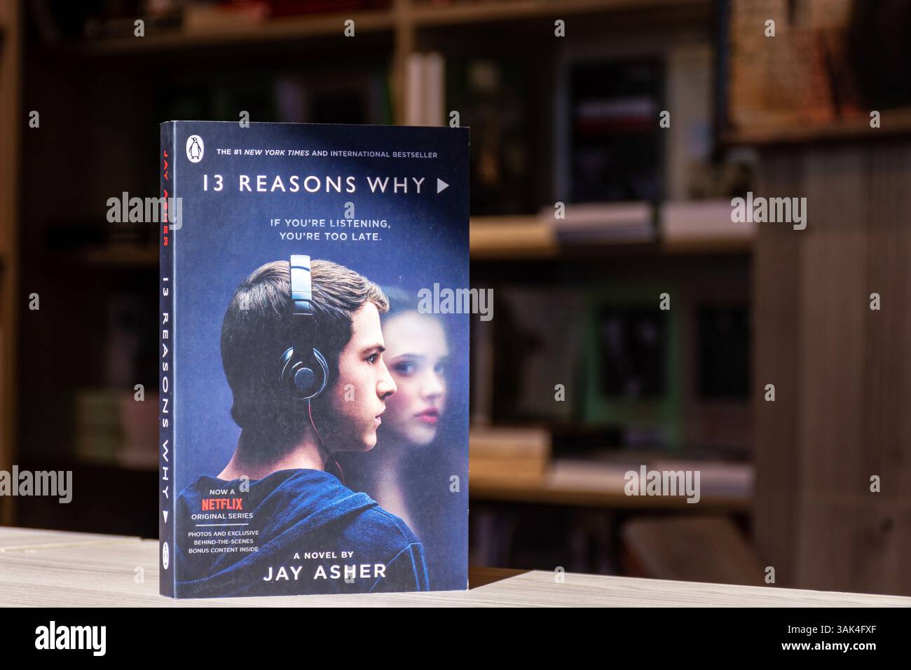 Gros plan du roman treize Reasons Why de Jay Asher dans la librairie. Banque D'Images