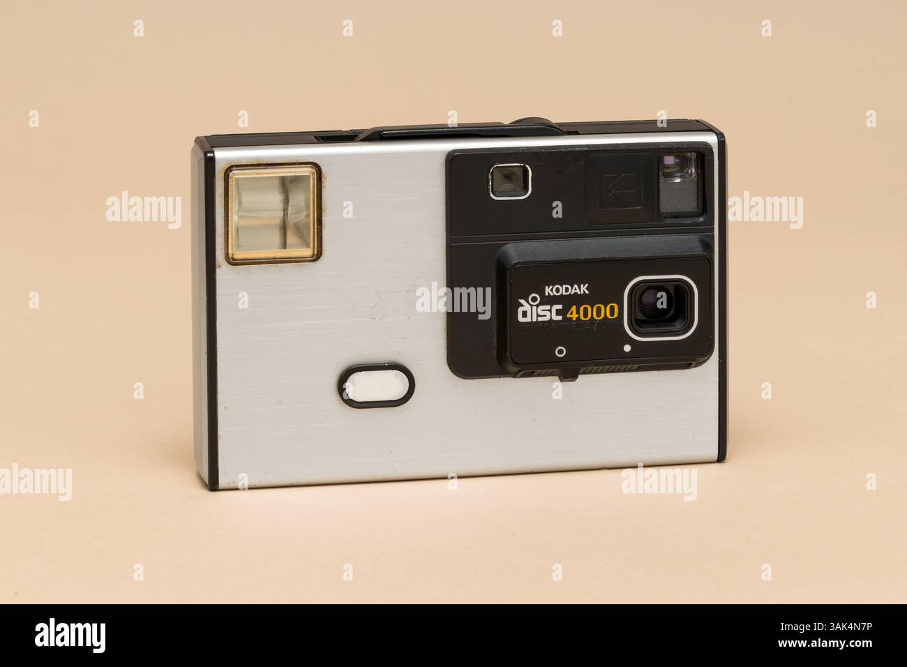 Pavie, Lombardie, Italie - 27 décembre 2024 : Kodak Disc 4000, appareil photo à cartouche de disque de 1982. Le disque contenait 15 négatifs 8x10 mm pour Consumer usa Banque D'Images
