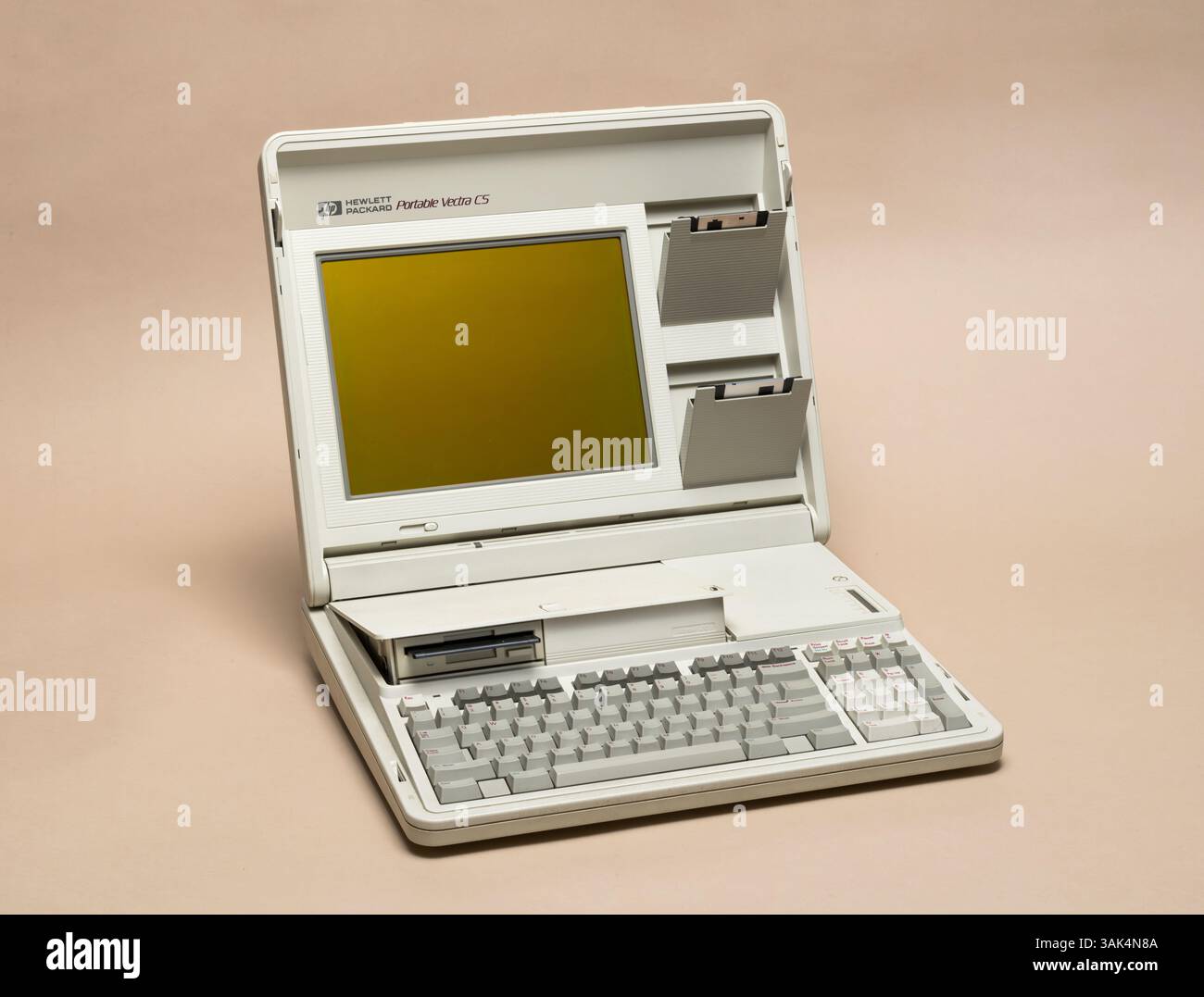 Pavie, Lombardie, Italie - 23 novembre 2024 : Hewlett-Packard portable Vectra Cs, de 1987 au Musée MUSDI. Equipé d'une disquette de 720k et d'un har de 20 Mo Banque D'Images
