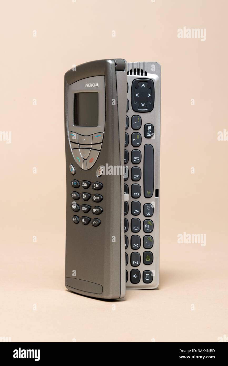 Pavie, Lombardie, Italie - 2 novembre 2024 : Nokia 9210 Communicator Mobile Phone, 2001 au Musée MUSDI. Il utilisait un processeur ARM et était capable de R Banque D'Images