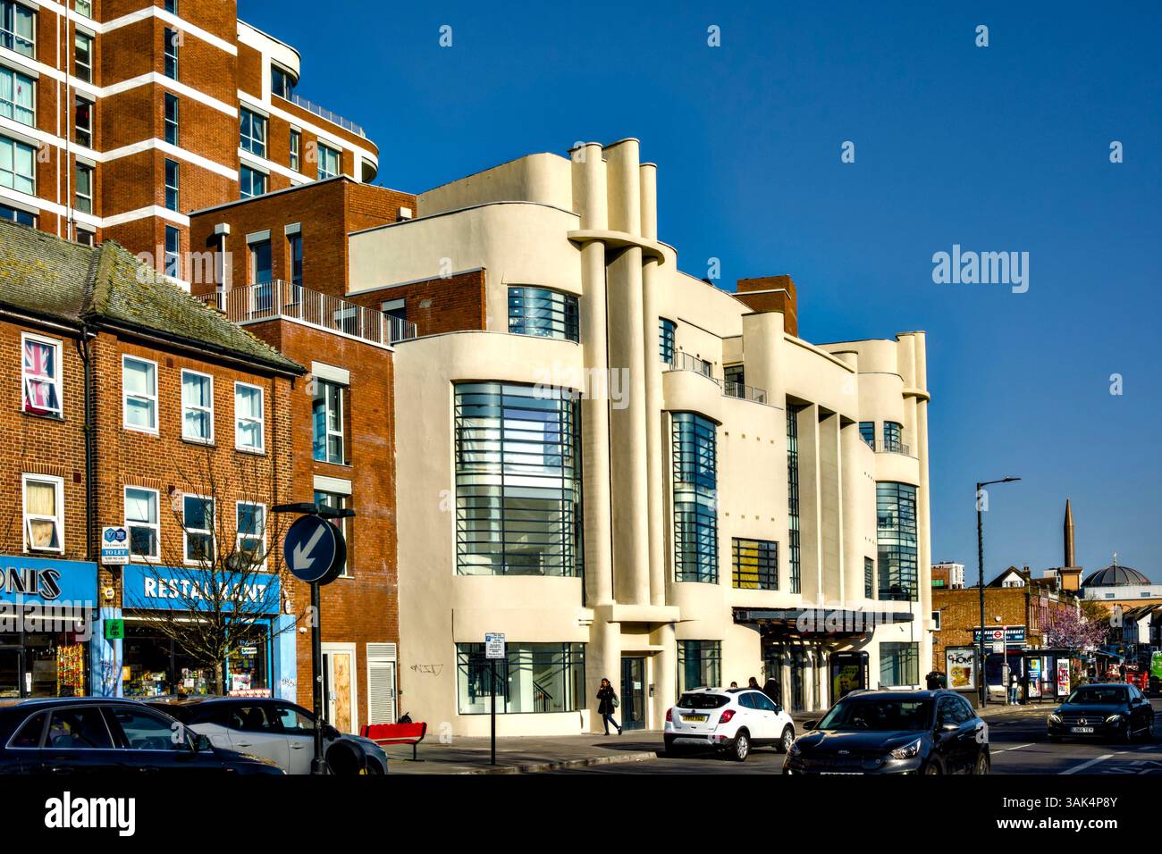 Safari Cinema conversion for Modern Living Space, Harrow, Borough of Harrow, Londres, Angleterre, ROYAUME-UNI Banque D'Images