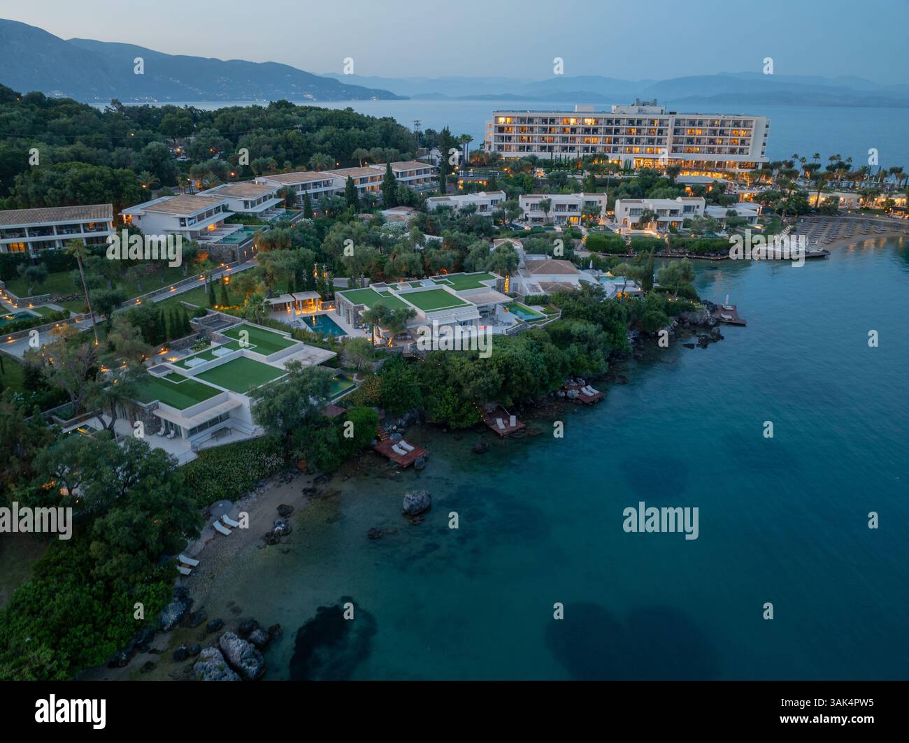 Vue aérienne du complexe balnéaire luxueux avec villas, hôtel et vues imprenables sur l'océan. Banque D'Images