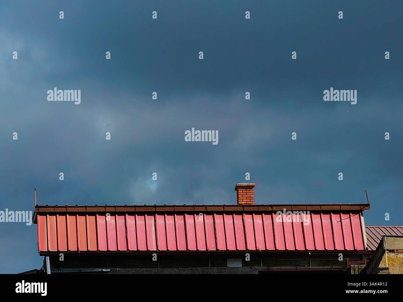 Solitary Rise : Brick Chimney et le Deep Blue Banque D'Images