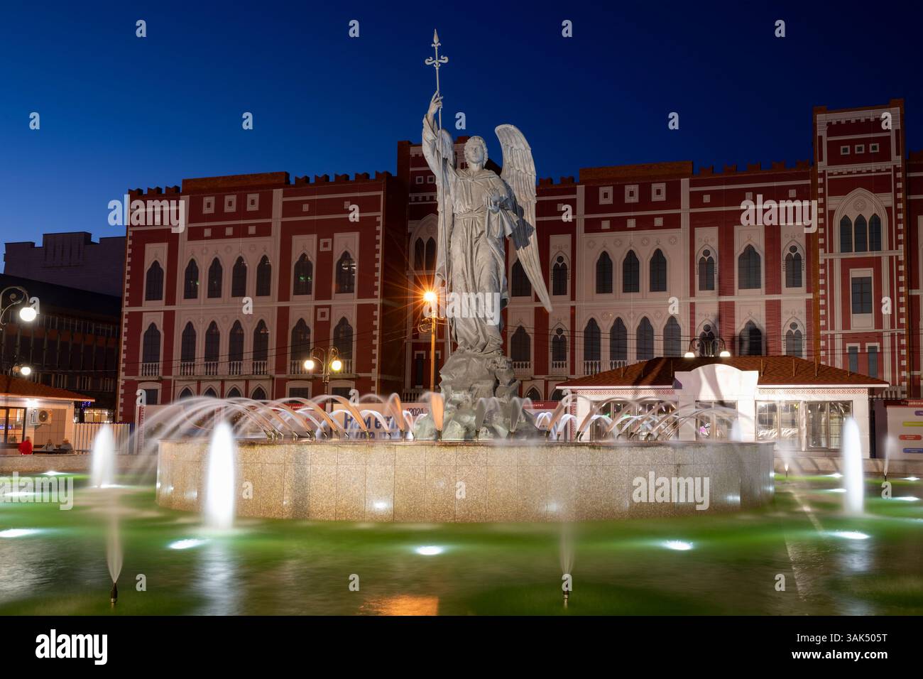 YOSHKAR-OLA, RUSSIE - 31 AOÛT 2024 : fontaine de la ville avec une sculpture de l'Archange Gabriel dans une nuit d'août Banque D'Images
