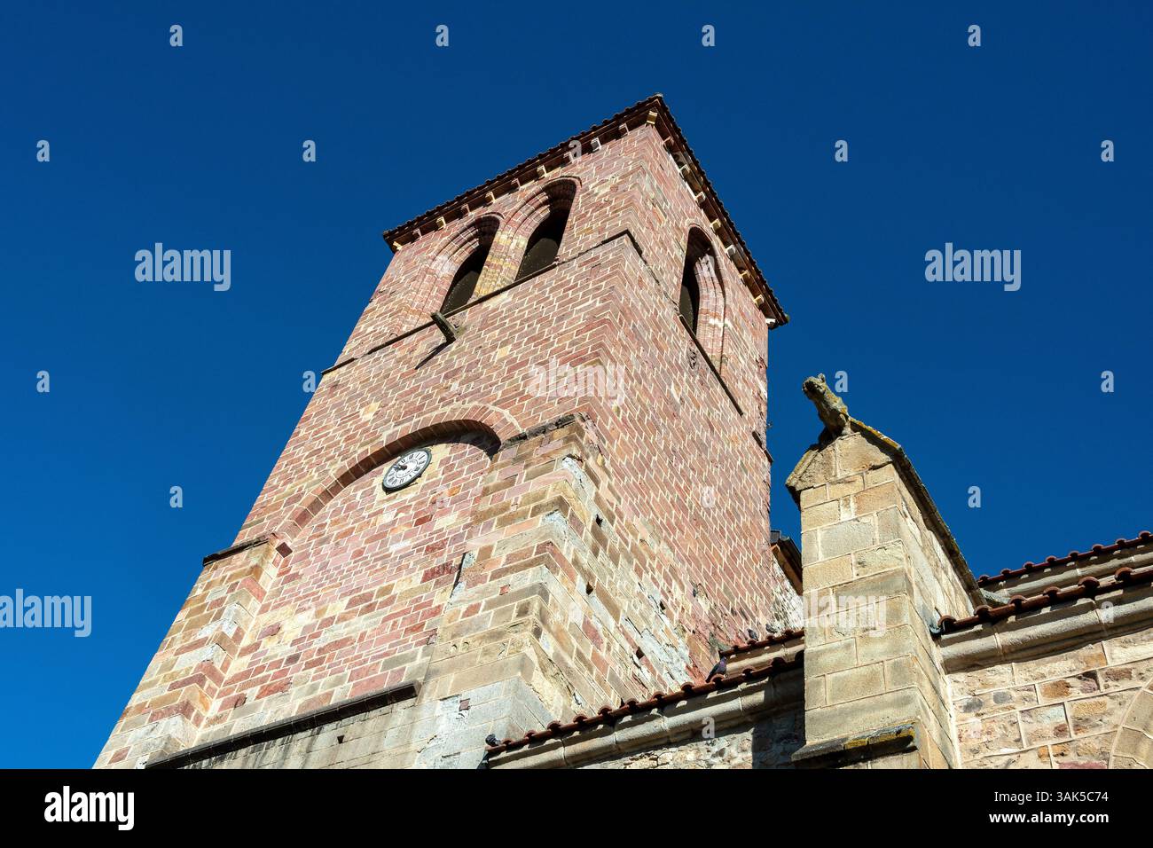 L'église Saint-Sébastien se trouve à Manglieu, présentant une architecture romane avec son clocher distinctif et sa façade en pierre, le Puy de Dôme. France Banque D'Images