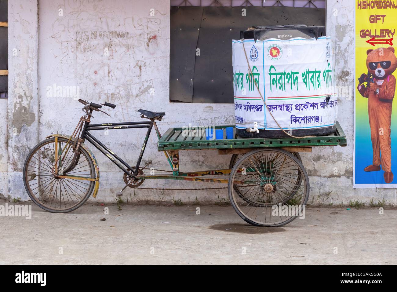 Fourgon mobile d'eau potable pour le public local, gracieuseté du Département d'ingénierie de la santé publique, Kishoreganj. Photographié le 23 février Banque D'Images