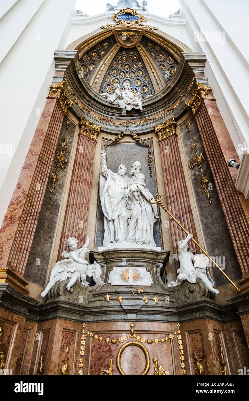 Statue des Saints à l'intérieur de la cathédrale Saint-Pierre-et-Paul (en tchèque 'Katedrála svatého Petra a Pavla'), sur la colline Petrov, vieille ville de Brno, Tchéquie Banque D'Images
