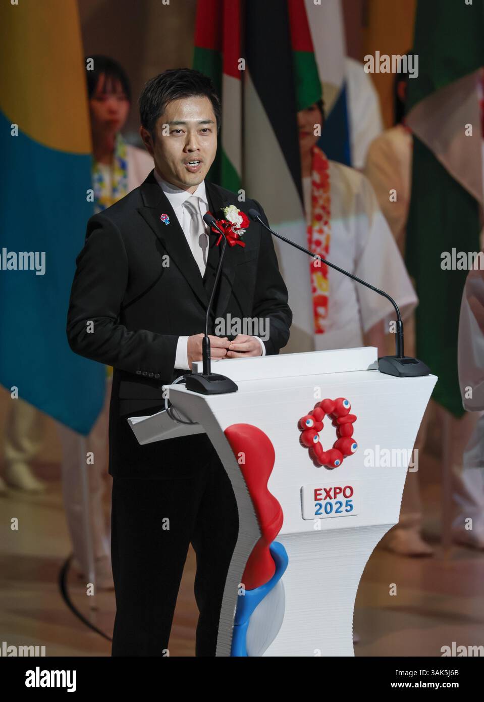 Le gouverneur d'Osaka Hirofumi Yoshimura prend la parole lors de la cérémonie d'ouverture de l'exposition mondiale de 2025 à Osaka, dans l'ouest du Japon, le 12 avril 2025. (Kyodo)==photo Kyodo via Credit : Newscom/Alamy Live News Banque D'Images