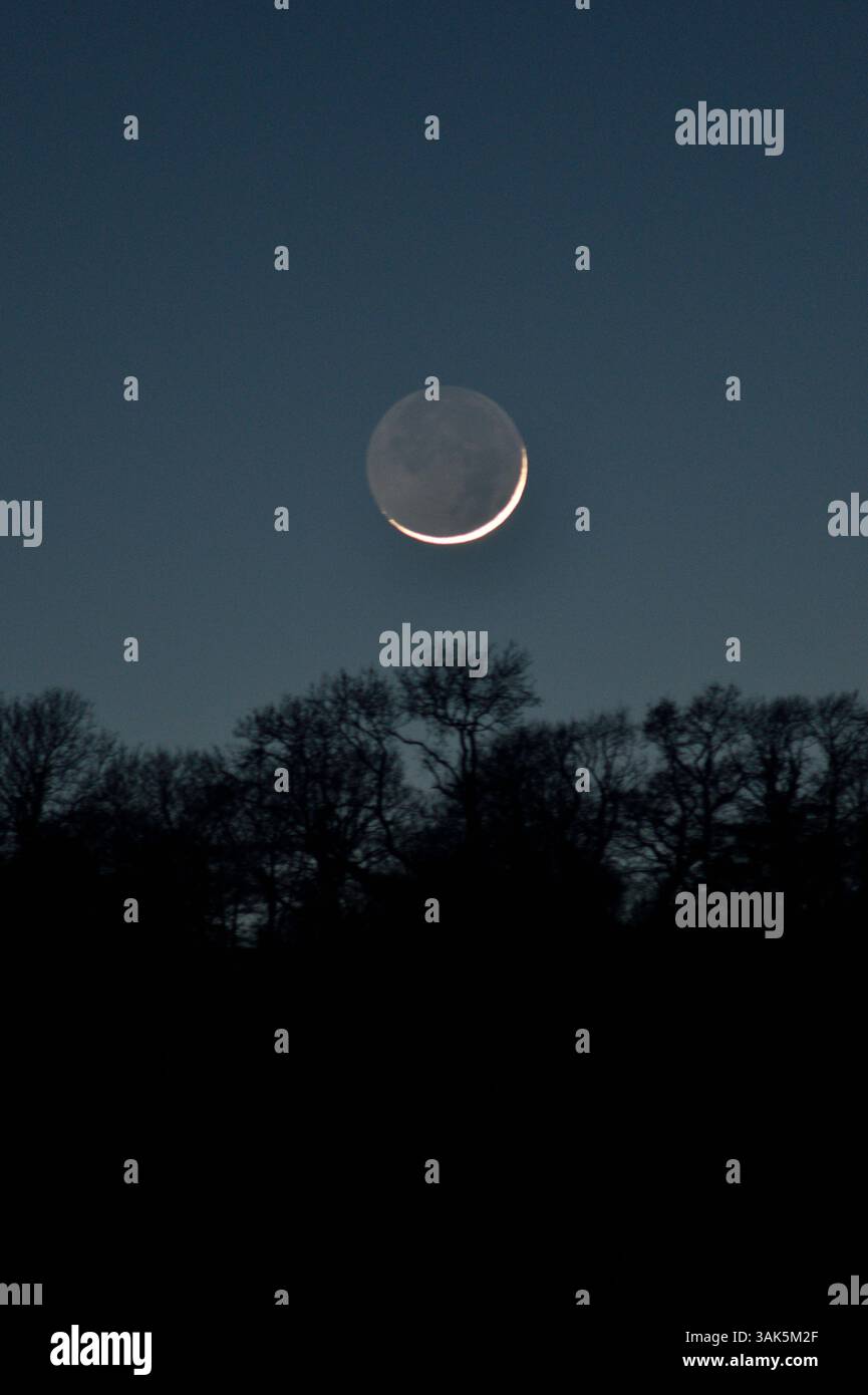 Waxing Crescent Moon prise le 30 mars 2025 au Chard Somerset Angleterre Banque D'Images