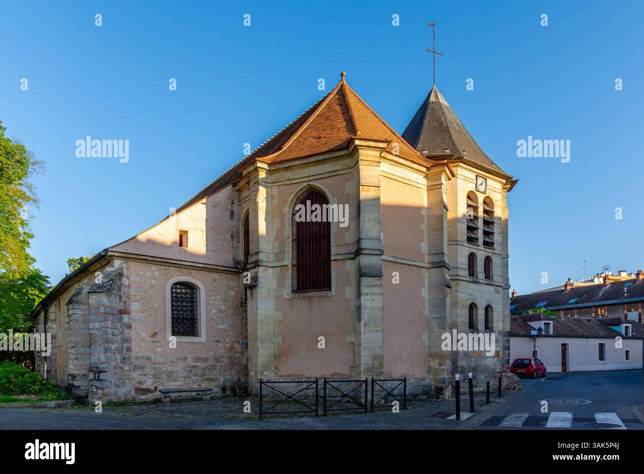 Vue extérieure de l'église catholique Saint-Etienne de Chilly-Mazarin, France, construite au XIIe siècle, dans le département français de l'Essonne Banque D'Images