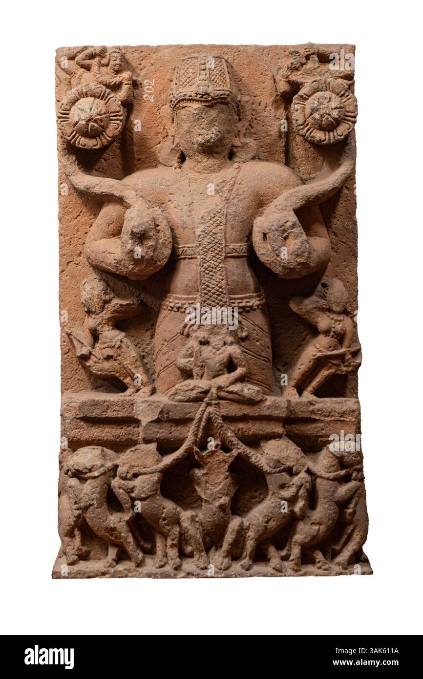 Surya. Période : 8ème - 9ème cent. CE. Style : Bhaumakara. Provenance : Bhubaneswar. Surya est debout dans la posture de Samabhanga et tient un lotus plein soufflé à bo Banque D'Images
