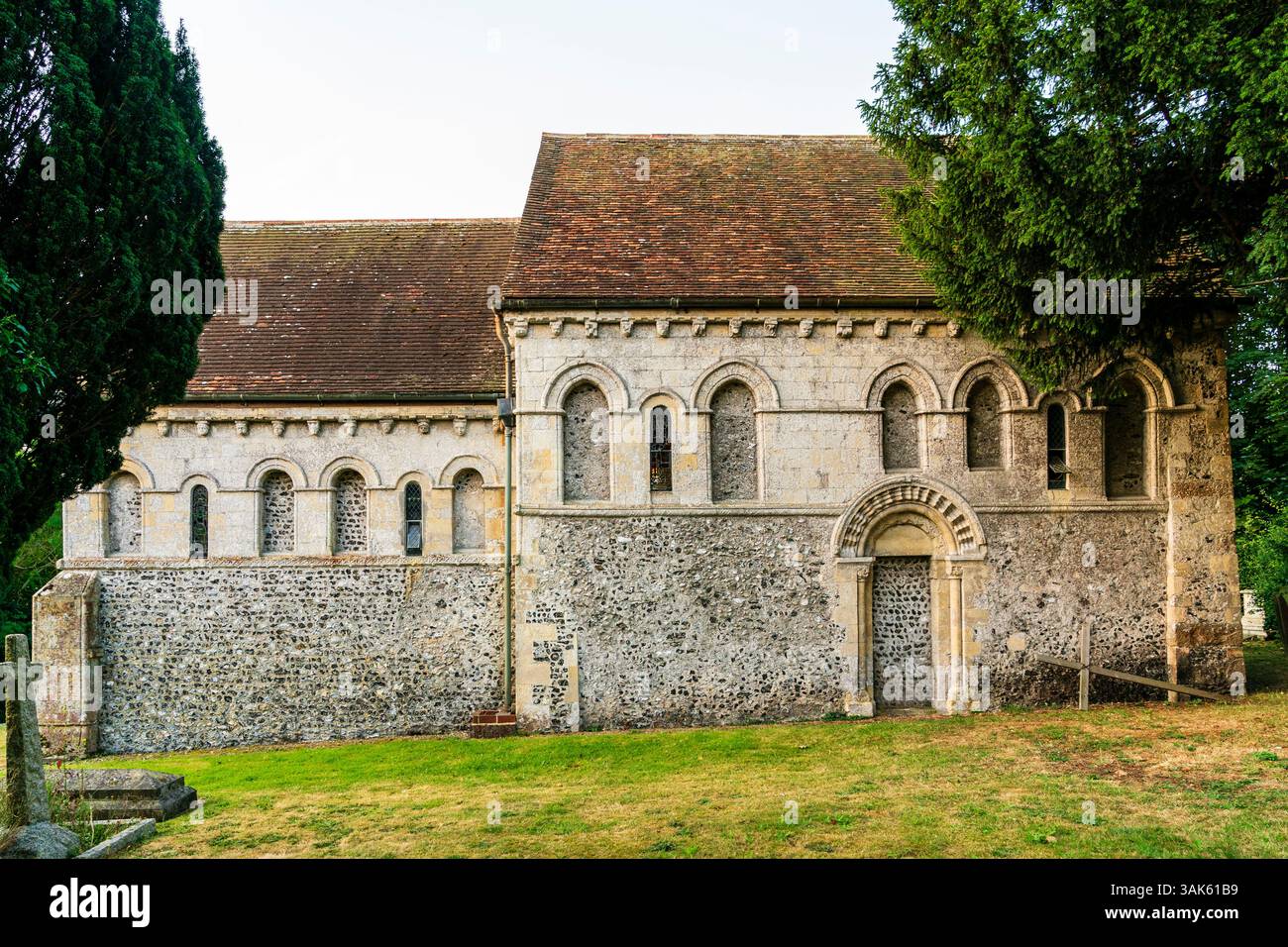 Église normande Saint-Nicolas du XIIe siècle à Barfeston. Construit avec silex sur la moitié inférieure et la pierre de Caen ci-dessus. Le côté nord avec sa porte remplie. Banque D'Images