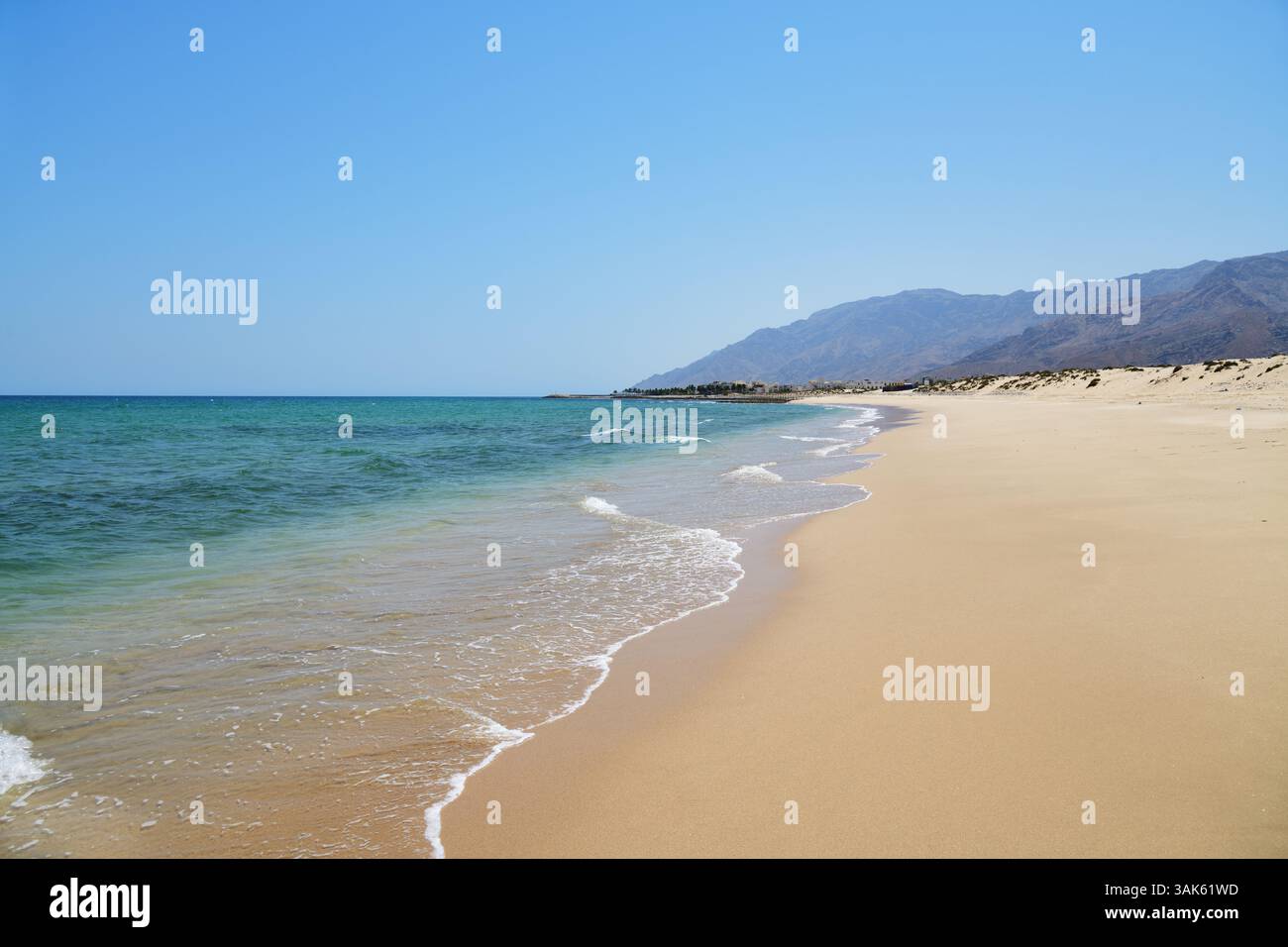 Saltunate d'Oman. Sable blanc de Jebel Sifah public Beach. Banque D'Images