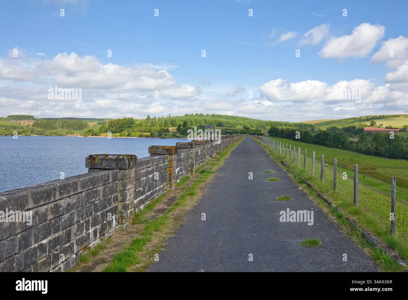 Sur le barrage principal du réservoir d'Usk dans le parc national de Brecon Beacons au pays de Galles. Banque D'Images
