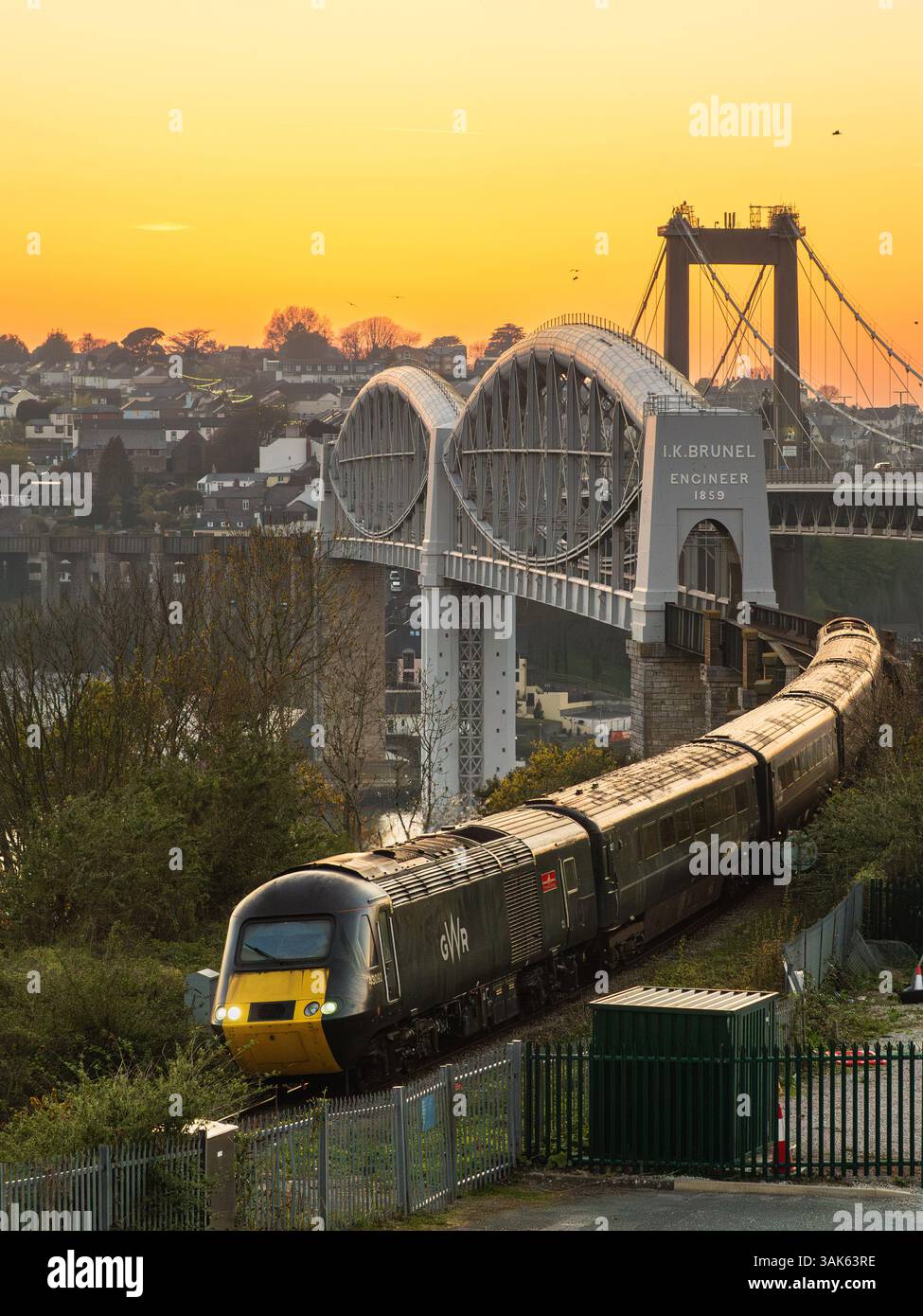 La classe 43 du GWR traversait le pont Royal Albert de Saltash à Plymouth en passant par la Tamar au coucher du soleil Banque D'Images