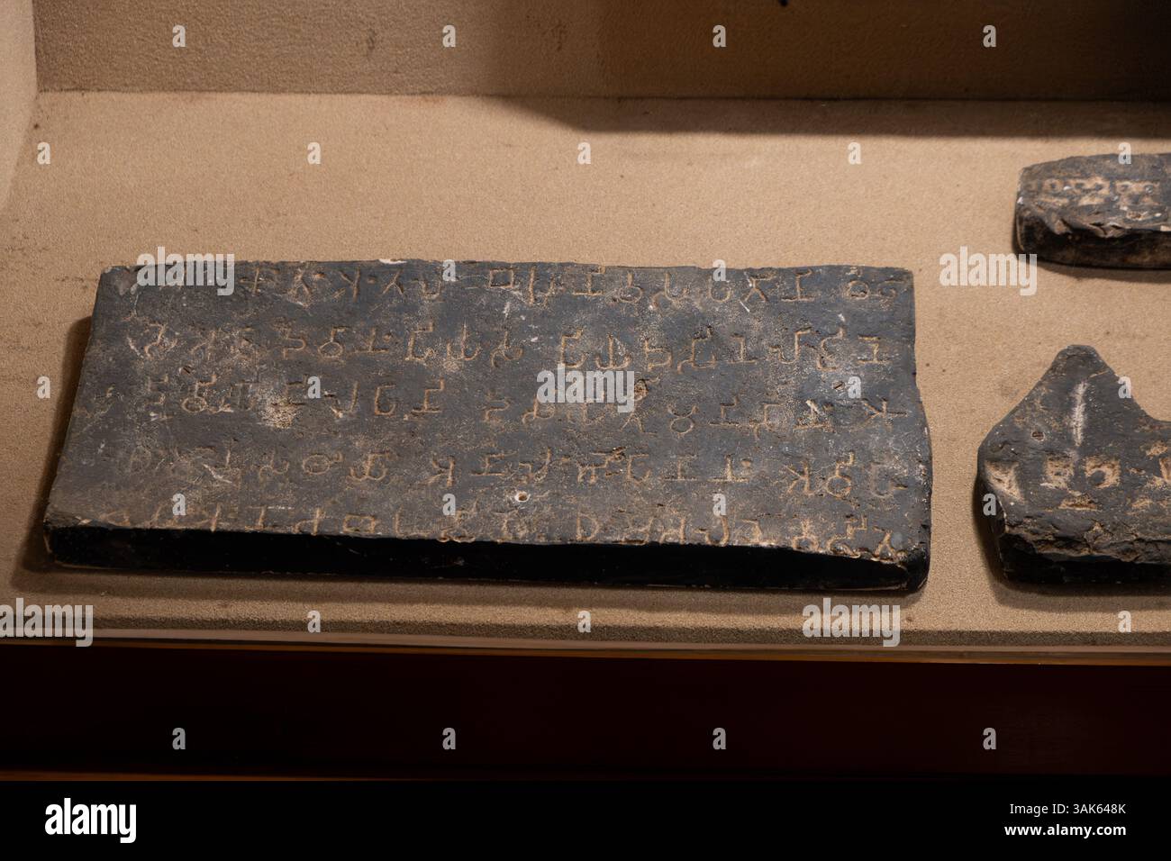 Aśokan inscription de Jaugada en langue prakrit, écriture brahmi. IIIe siècle av. J.-C. 'Roi Priyadarsi (Aśoka) le bien-aimé de Dieu, adressé au Banque D'Images