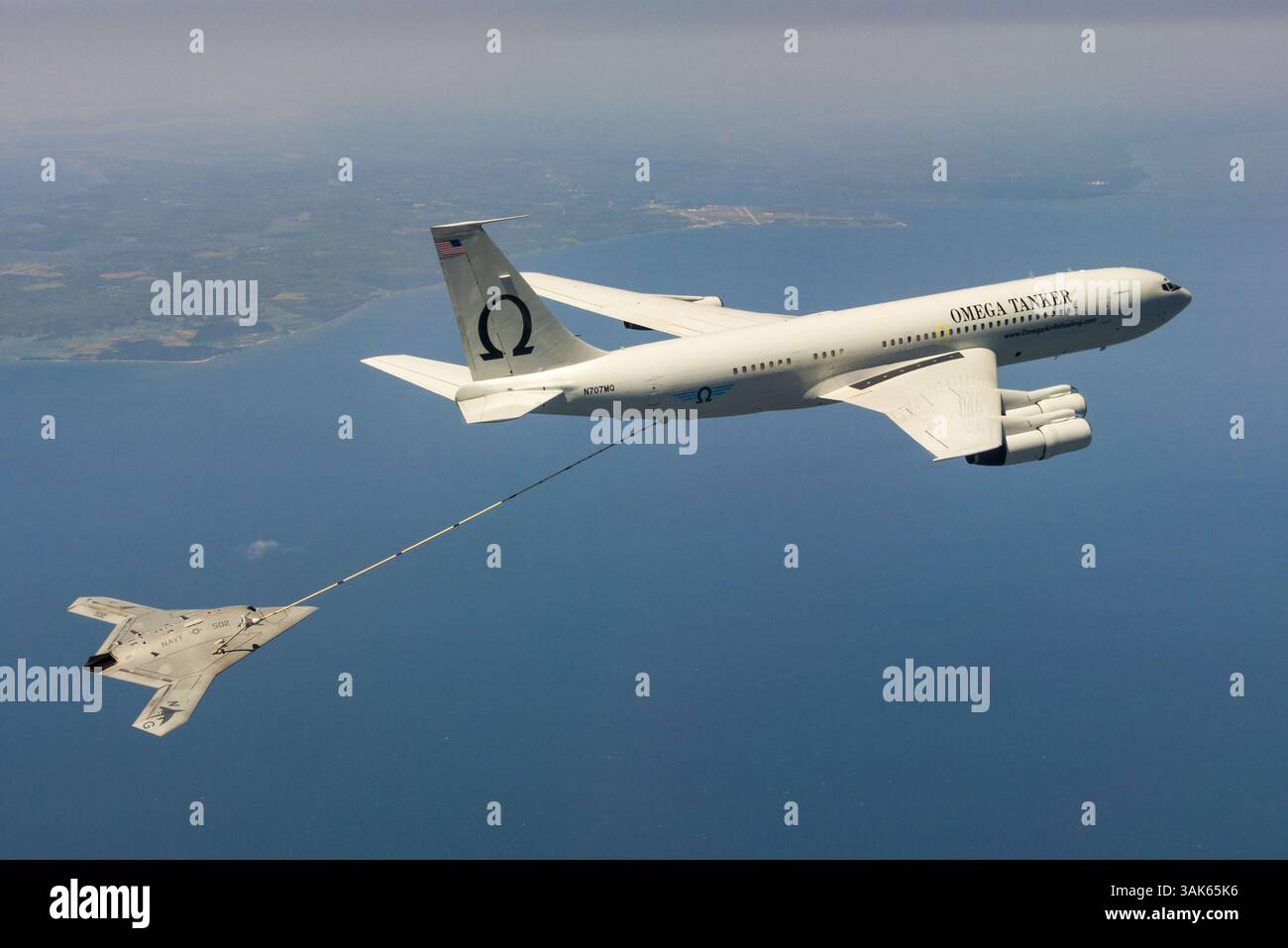 22 avril 2015 - ..PATUXENT RIVER, Md. (22 avril 2015) le X-47B sans pilote de la Marine reçoit du carburant d'un pétrolier Omega K-707 alors qu'il opère dans les champs d'essai de l'Atlantique au-dessus de la baie de Chesapeake. Ce test a marqué la première fois qu'un avion sans pilote ravitaillé en vol..L'avion X-47B de l'US Navy complète le premier exercice de ravitaillement sans pilote jamais effectué, Chesapeake Bay, Amérique - 22 avril 2015. Le X-47B a mené avec succès le tout premier ravitaillement aérien autonome (AAR) d'un avion sans pilote le 22 avril, complétant l'objectif final du test dans le cadre du programme de démonstration du système aérien de combat sans pilote de la Marine... Banque D'Images