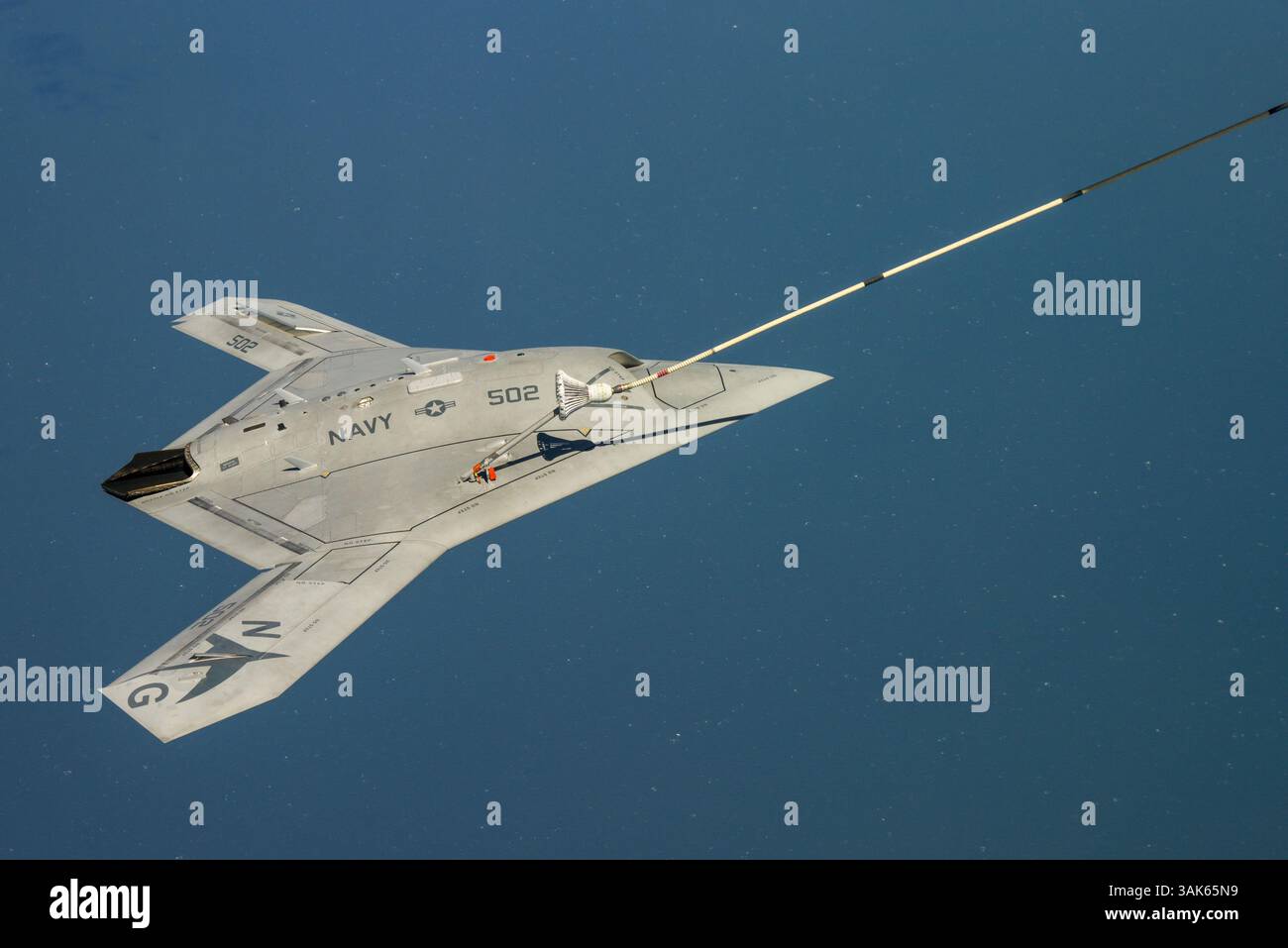 22 avril 2015 - ..PATUXENT RIVER, Md. (22 avril 2015) le X-47B sans pilote de la Marine reçoit du carburant d'un pétrolier Omega K-707 alors qu'il opère dans les champs d'essai de l'Atlantique au-dessus de la baie de Chesapeake. Ce test a marqué la première fois qu'un avion sans pilote ravitaillé en vol..L'avion X-47B de l'US Navy complète le tout premier exercice de ravitaillement sans pilote, Chesapeake Bay, Amérique - 22 avril 2015. Le X-47B a mené avec succès le tout premier ravitaillement aérien autonome (AAR) d'un avion sans pilote le 22 avril, complétant l'objectif final du test dans le cadre du programme de démonstration du système aérien de combat sans pilote de la Navy...W. Banque D'Images