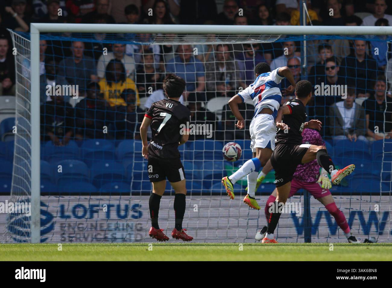 LONDRES, Royaume-Uni - 12 avril 2025 : Kader Dembele de Queens Park Rangers marque le but d'ouverture lors du match du championnat EFL entre Queens Park Rangers et Bristol City à Matrade Loftus Road (crédit : Craig Mercer/ Alamy Live News) Banque D'Images