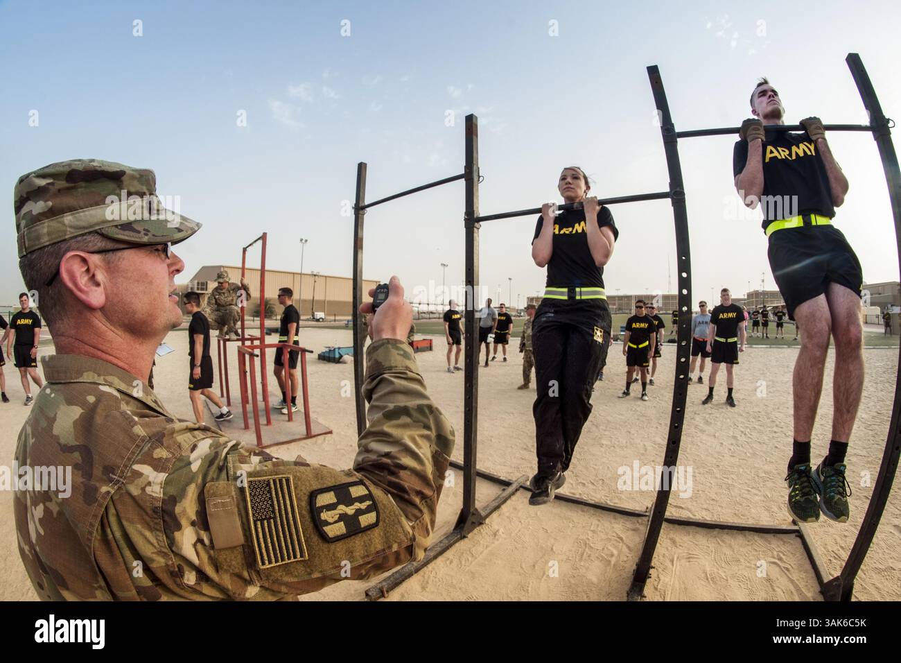 28 avril 2017 - Camp Arifjan, Koweït - cintres de bras. Les soldats participent au bras plié pendant les qualifications pour l'insigne de compétence militaire des forces armées allemandes au Camp Arifjan, Koweït, le 28 avril 2017. Les soldats sont affectés à des commandements dans l'ensemble du commandement central des États-Unis. Photo de l'armée par le sergent Christopher Bigelow. (Crédit image : © Christopher Bigelow/Army/DoD via ZUMA Wire/ZUMAPRESS.com) Banque D'Images