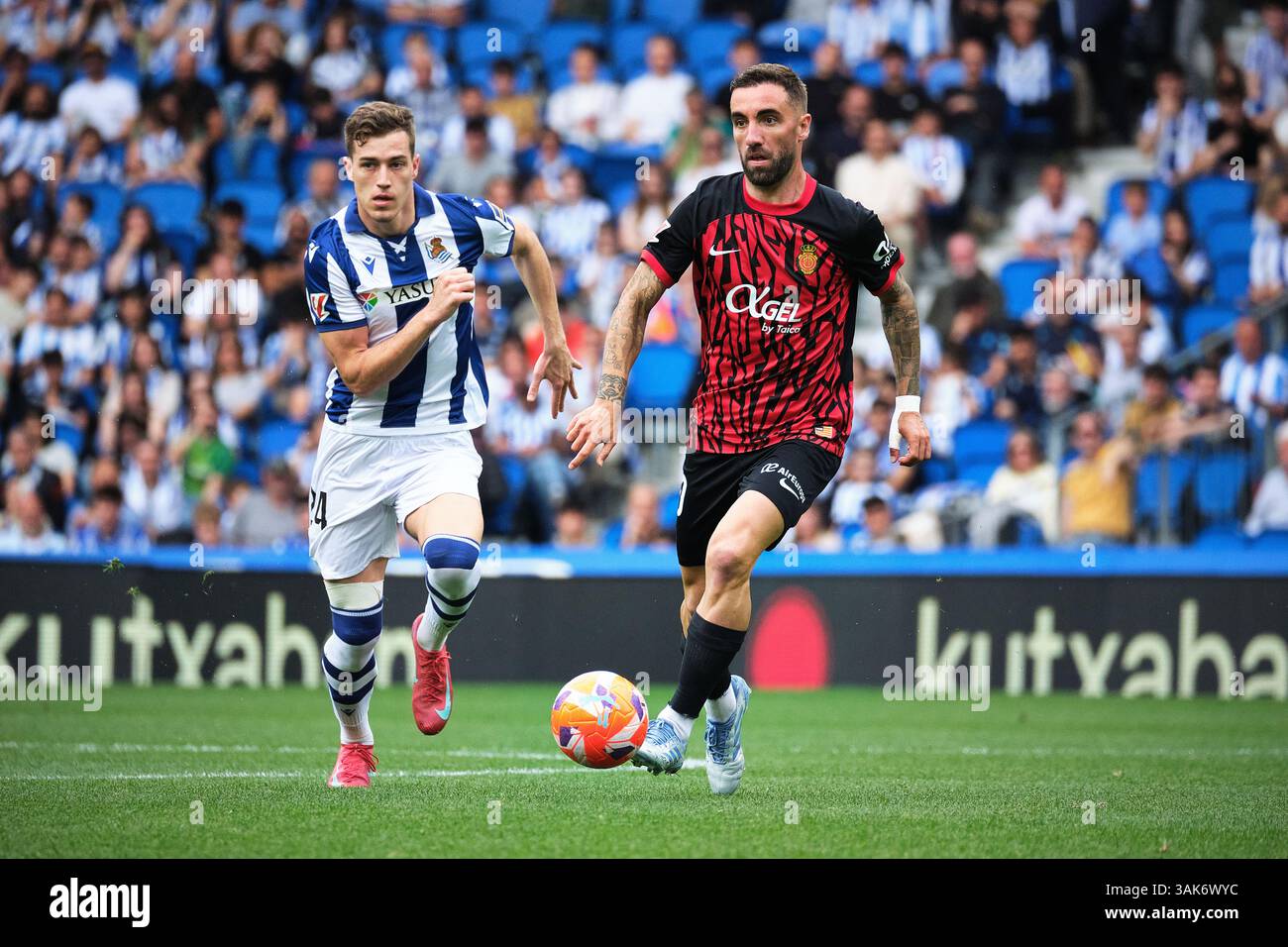 Donostia / San Sebastián, Gipuzkoa, Espagne - 12 avril 2025 : Sergi Darder du RCD Mallorca portant le ballon dans le match Real Sociedad vs RCD Mallorca, qui fait partie des SPORTS LaLiga EA en Espagne , qui s'est tenu au stade Reale Arena. Crédit : Rubén Gil/Alamy Live News. Banque D'Images