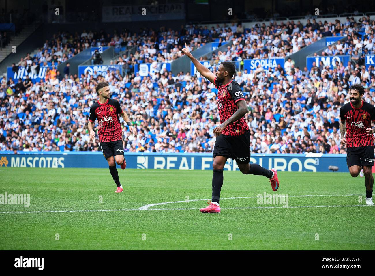Donostia / San Sebastián, Gipuzkoa, Espagne - 12 avril 2025 : cyle Larin du RCD Mallorca célébrant son but dans le match Real Sociedad vs RCD Mallorca, qui fait partie des SPORTS LaLiga EA en Espagne , qui s'est tenu au stade Reale Arena. Crédit : Rubén Gil/Alamy Live News. Banque D'Images