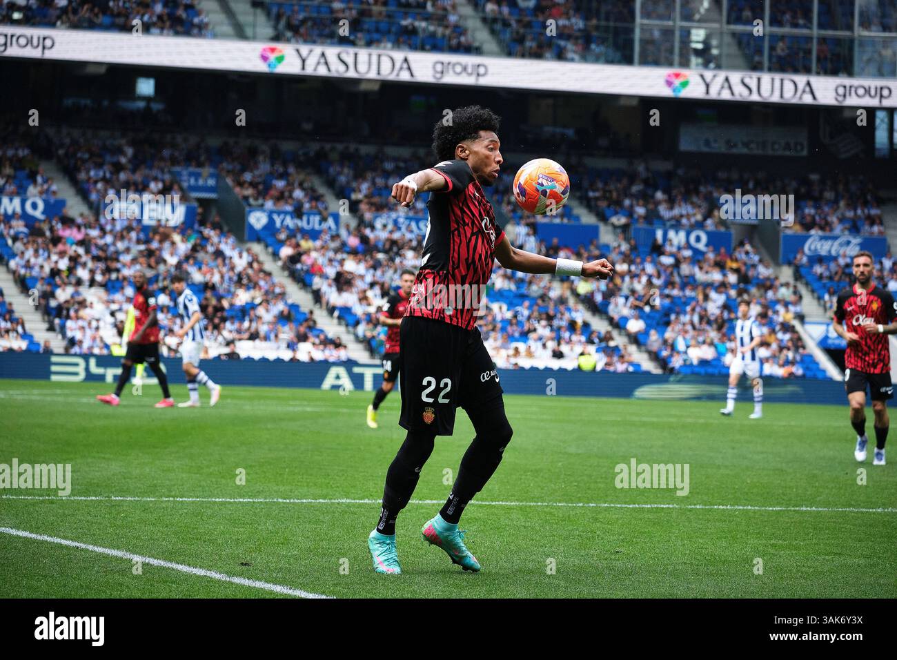 Donostia / San Sebastián, Gipuzkoa, Espagne - 12 avril 2025 : Johan Mojica du RCD Mallorca contrôlant le ballon dans le match Real Sociedad vs RCD Mallorca, qui fait partie des SPORTS LaLiga EA en Espagne , qui s'est tenu au stade Reale Arena. Crédit : Rubén Gil/Alamy Live News. Banque D'Images