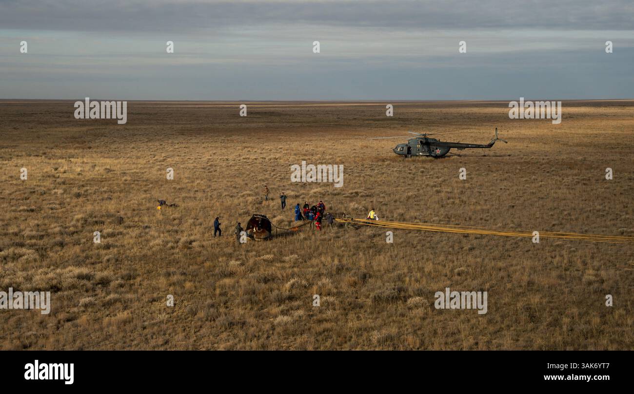 Le 30 octobre 2016 - Zhezkazgan, Kazakhstan - des équipes russes de recherche et de sauvetage arrivent à la sonde Soyouz MS-01 après avoir atterri dans une région éloignée le 30 octobre 2016 près de Zhezkazgan, Kazakhstan. La fusée transporte les 49 astronautes Kate Rubins, Takuya Onishi de l'Agence japonaise d'exploration aérospatiale, et le cosmonaute russe Anatoly Ivanishin de Roscosmos. (Crédit image : © Bill Ingalls/NASA via ZUMA Wire) Banque D'Images