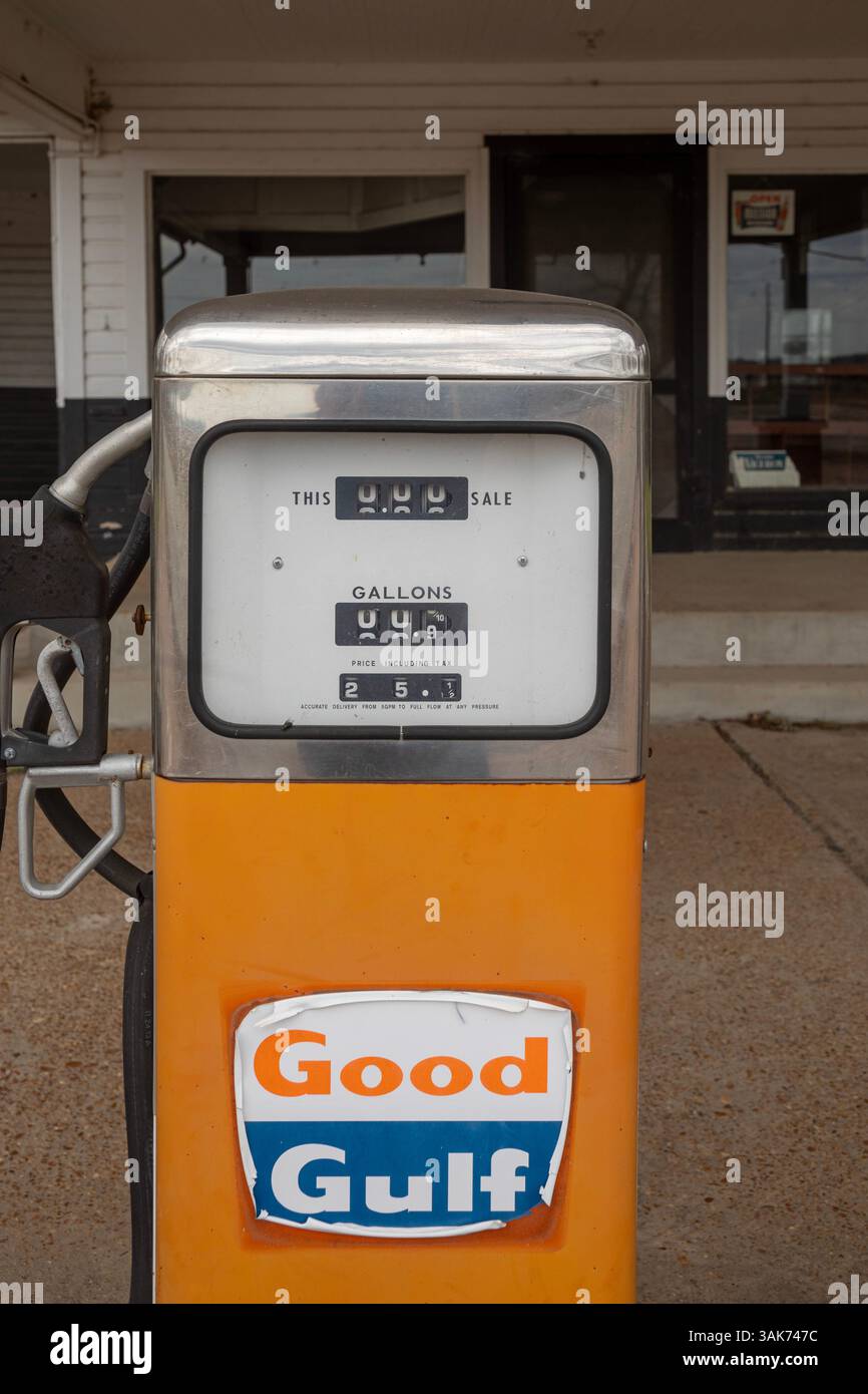 Money, Mississippi - une vieille station-service du Golfe, avec un prix fixé à 25 cents le gallon. Banque D'Images