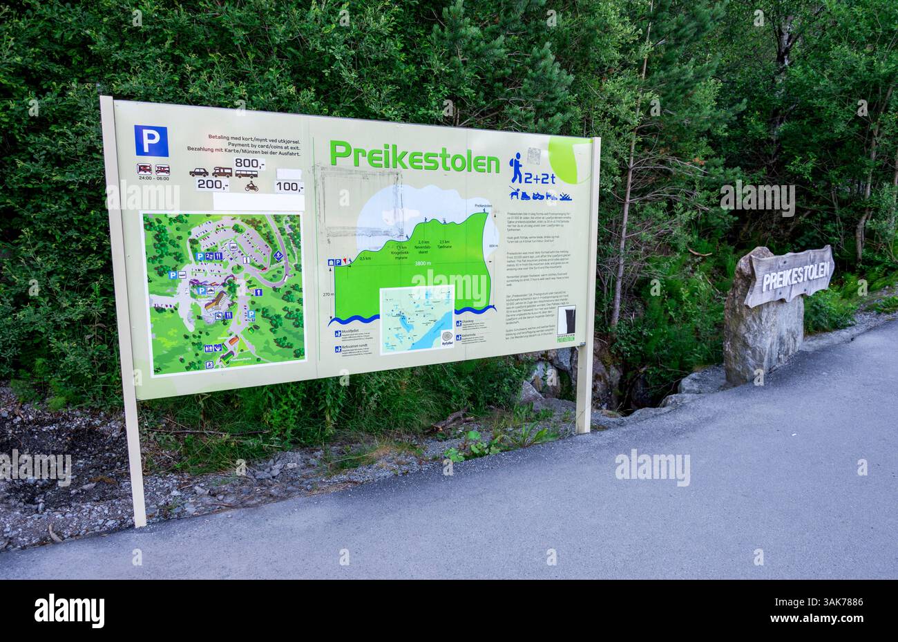 Signalisation touristique à l'entrée de Preikestolen Hiking Trail destination, Stavanger, Norvège, juillet 2018 Banque D'Images