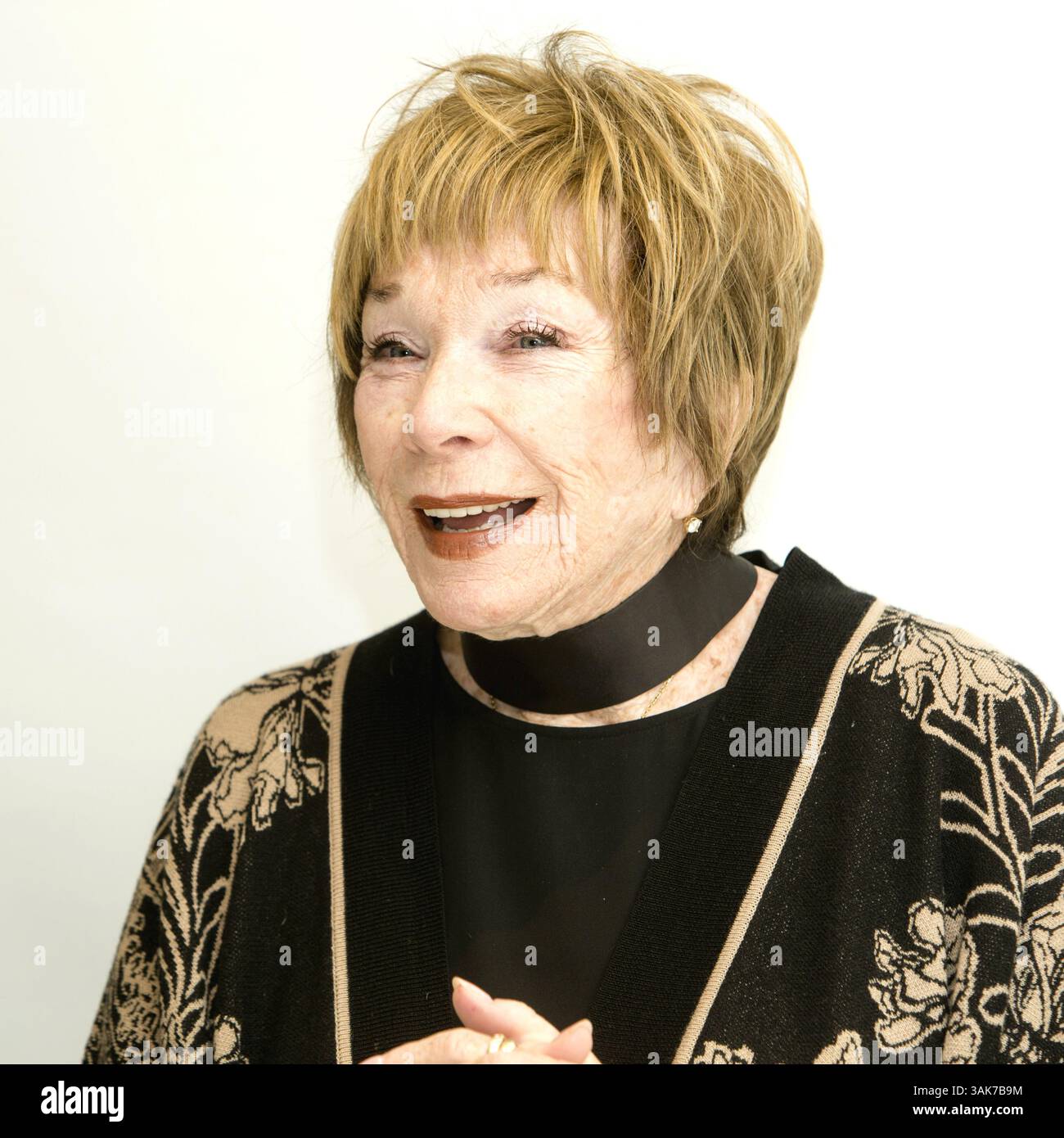 3 mars 2017 - Hollywood, Californie, États-Unis - SHIRLEY MACLAINE fait la promotion de « The Last Word ». Shirley MacLaine (née Shirley MacLean Beaty le 24 avril 1934) est une actrice, chanteuse, danseuse, activiste et auteure américaine de cinéma, de télévision et de théâtre. Lauréate d'un Academy Award, MacLaine a reçu le 40e AFI Life Achievement Award de l'American film Institute en 2012, et a reçu les Kennedy Center Honors pour sa contribution à la culture américaine à travers les arts de la scène en 2013. Elle est connue pour ses croyances New Age et s'intéresse à la spiritualité et à la réincarnation. Elle a écrit un Banque D'Images