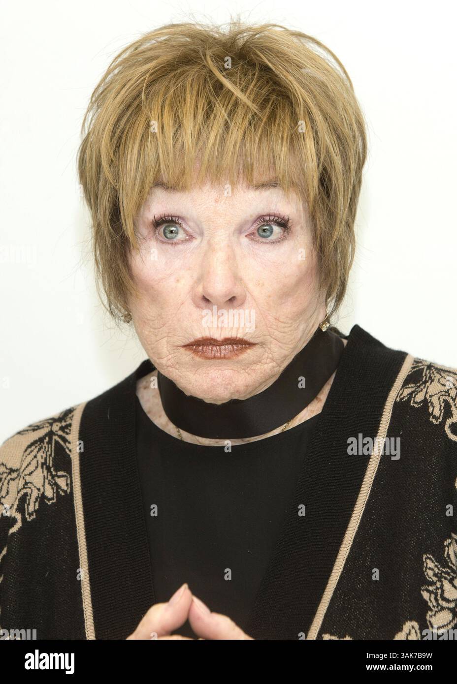 3 mars 2017 - Hollywood, Californie, États-Unis - SHIRLEY MACLAINE fait la promotion de « The Last Word ». Shirley MacLaine (née Shirley MacLean Beaty le 24 avril 1934) est une actrice, chanteuse, danseuse, activiste et auteure américaine de cinéma, de télévision et de théâtre. Lauréate d'un Academy Award, MacLaine a reçu le 40e AFI Life Achievement Award de l'American film Institute en 2012, et a reçu les Kennedy Center Honors pour sa contribution à la culture américaine à travers les arts de la scène en 2013. Elle est connue pour ses croyances New Age et s'intéresse à la spiritualité et à la réincarnation. Elle a écrit un Banque D'Images