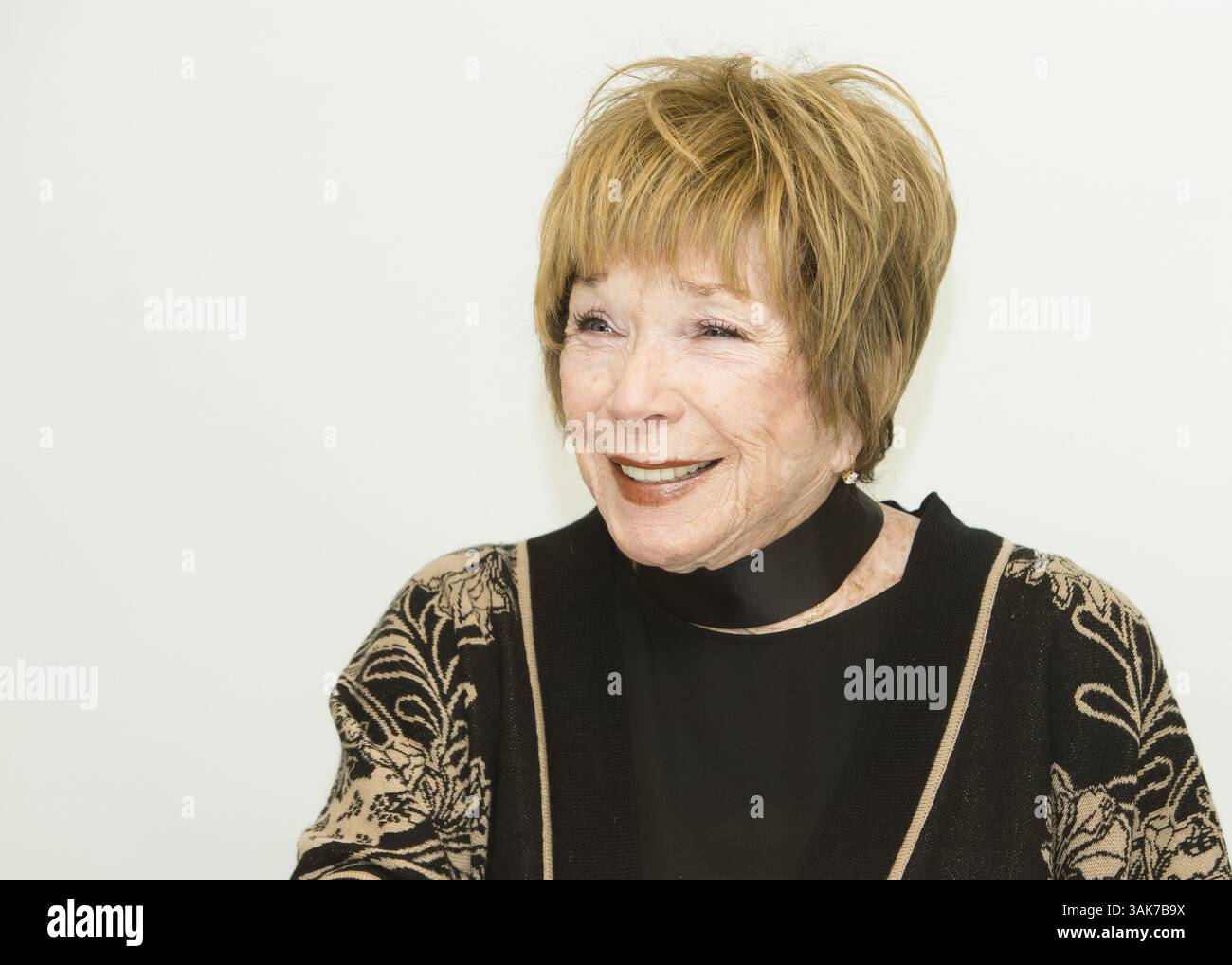 3 mars 2017 - Hollywood, Californie, États-Unis - SHIRLEY MACLAINE fait la promotion de « The Last Word ». Shirley MacLaine (née Shirley MacLean Beaty le 24 avril 1934) est une actrice, chanteuse, danseuse, activiste et auteure américaine de cinéma, de télévision et de théâtre. Lauréate d'un Academy Award, MacLaine a reçu le 40e AFI Life Achievement Award de l'American film Institute en 2012, et a reçu les Kennedy Center Honors pour sa contribution à la culture américaine à travers les arts de la scène en 2013. Elle est connue pour ses croyances New Age et s'intéresse à la spiritualité et à la réincarnation. Elle a écrit un Banque D'Images