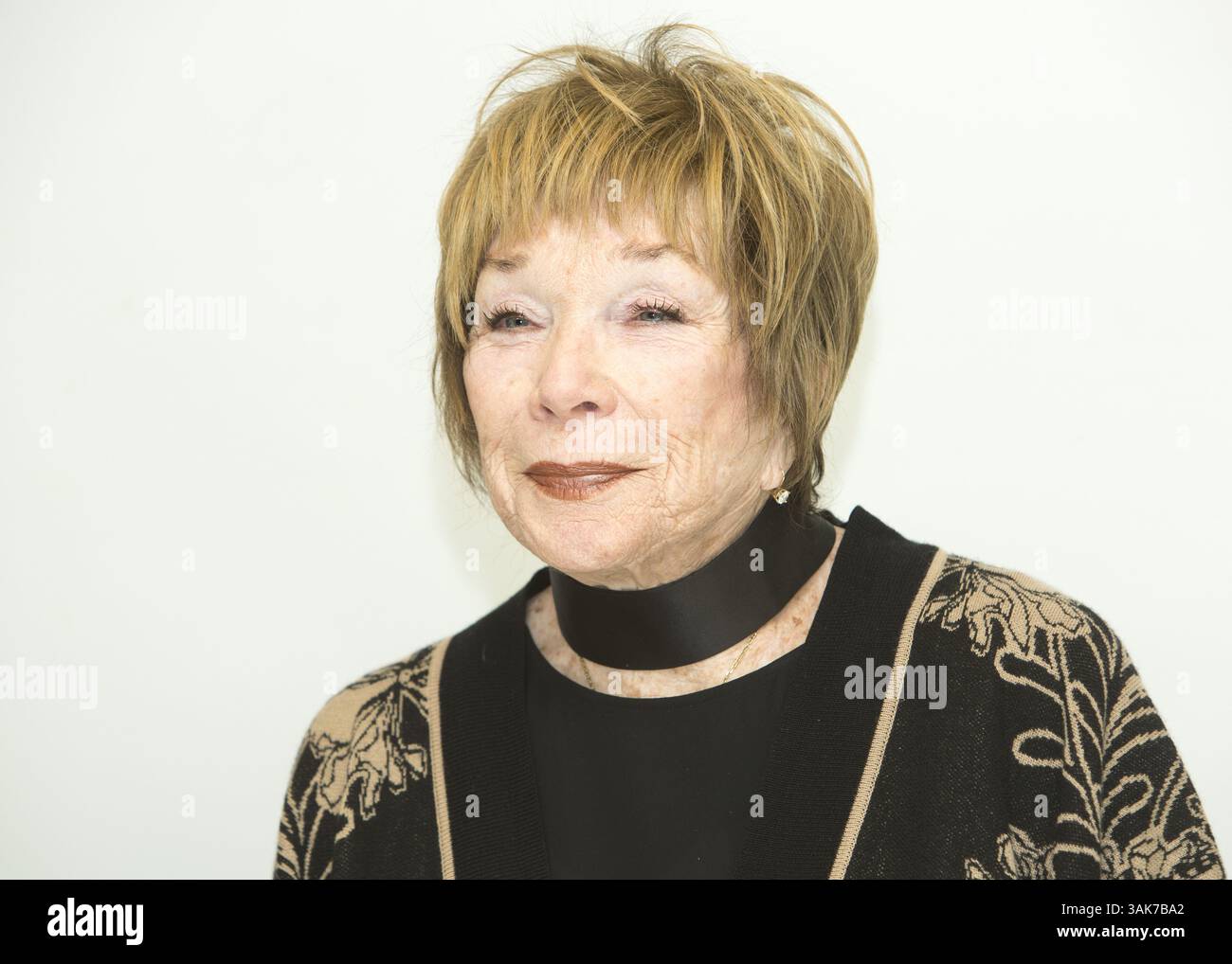 3 mars 2017 - Hollywood, Californie, États-Unis - SHIRLEY MACLAINE fait la promotion de « The Last Word ». Shirley MacLaine (née Shirley MacLean Beaty le 24 avril 1934) est une actrice, chanteuse, danseuse, activiste et auteure américaine de cinéma, de télévision et de théâtre. Lauréate d'un Academy Award, MacLaine a reçu le 40e AFI Life Achievement Award de l'American film Institute en 2012, et a reçu les Kennedy Center Honors pour sa contribution à la culture américaine à travers les arts de la scène en 2013. Elle est connue pour ses croyances New Age et s'intéresse à la spiritualité et à la réincarnation. Elle a écrit un Banque D'Images