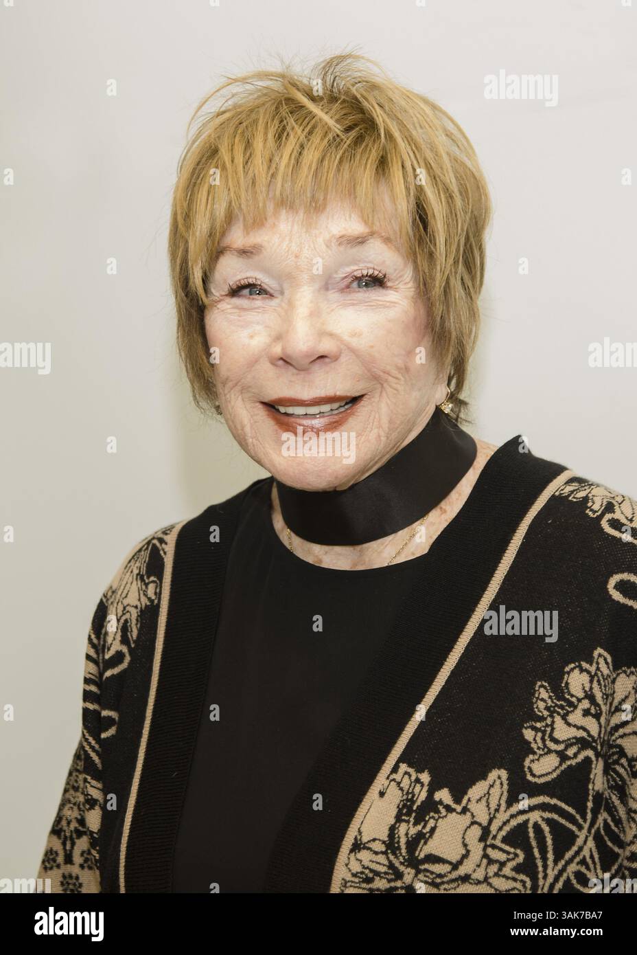 3 mars 2017 - Hollywood, Californie, États-Unis - SHIRLEY MACLAINE fait la promotion de « The Last Word ». Shirley MacLaine (née Shirley MacLean Beaty le 24 avril 1934) est une actrice, chanteuse, danseuse, activiste et auteure américaine de cinéma, de télévision et de théâtre. Lauréate d'un Academy Award, MacLaine a reçu le 40e AFI Life Achievement Award de l'American film Institute en 2012, et a reçu les Kennedy Center Honors pour sa contribution à la culture américaine à travers les arts de la scène en 2013. Elle est connue pour ses croyances New Age et s'intéresse à la spiritualité et à la réincarnation. Elle a écrit un Banque D'Images