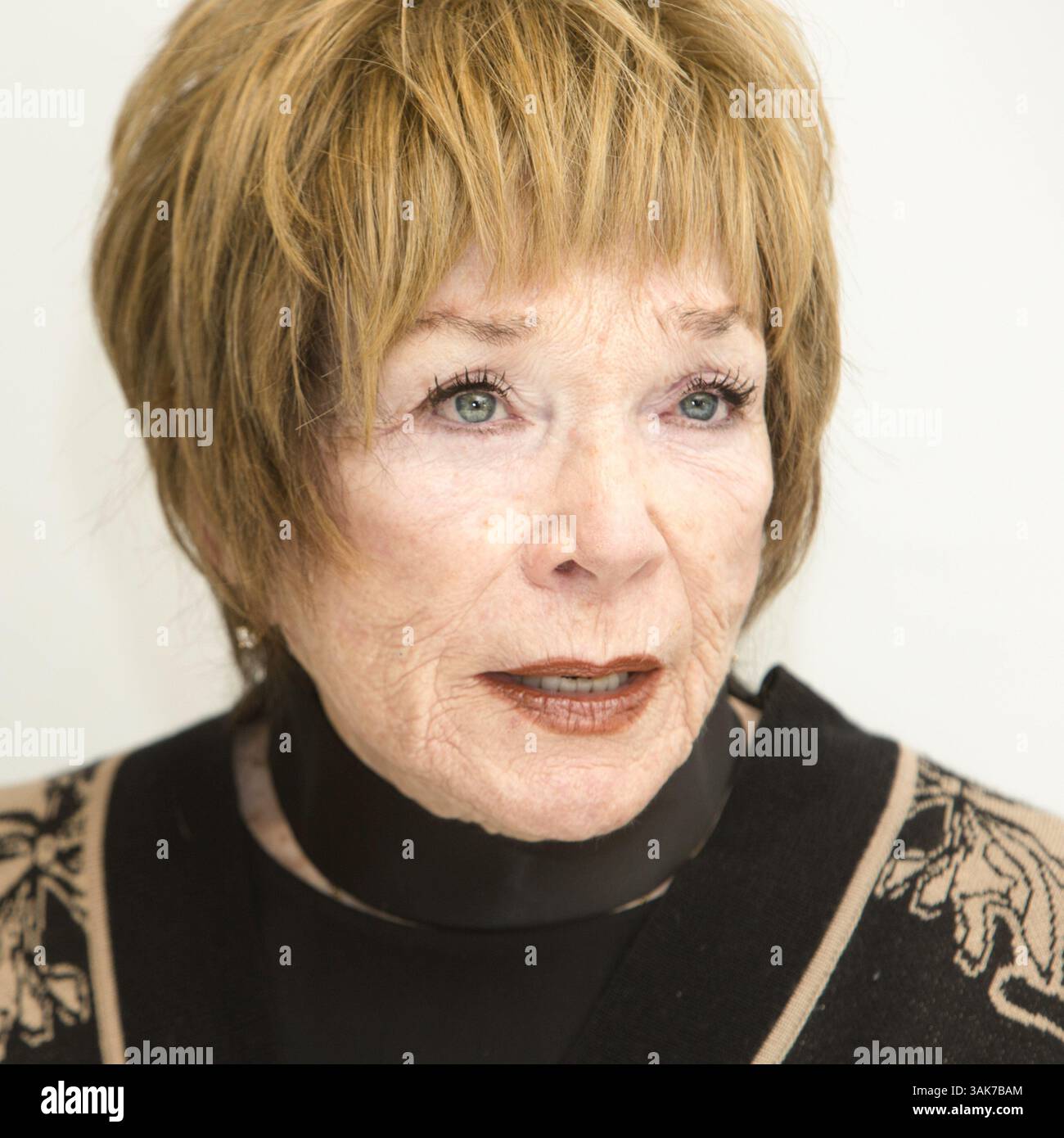 3 mars 2017 - Hollywood, Californie, États-Unis - SHIRLEY MACLAINE fait la promotion de « The Last Word ». Shirley MacLaine (née Shirley MacLean Beaty le 24 avril 1934) est une actrice, chanteuse, danseuse, activiste et auteure américaine de cinéma, de télévision et de théâtre. Lauréate d'un Academy Award, MacLaine a reçu le 40e AFI Life Achievement Award de l'American film Institute en 2012, et a reçu les Kennedy Center Honors pour sa contribution à la culture américaine à travers les arts de la scène en 2013. Elle est connue pour ses croyances New Age et s'intéresse à la spiritualité et à la réincarnation. Elle a écrit un Banque D'Images