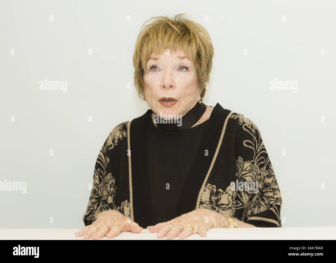 3 mars 2017 - Hollywood, Californie, États-Unis - SHIRLEY MACLAINE fait la promotion de « The Last Word ». Shirley MacLaine (née Shirley MacLean Beaty le 24 avril 1934) est une actrice, chanteuse, danseuse, activiste et auteure américaine de cinéma, de télévision et de théâtre. Lauréate d'un Academy Award, MacLaine a reçu le 40e AFI Life Achievement Award de l'American film Institute en 2012, et a reçu les Kennedy Center Honors pour sa contribution à la culture américaine à travers les arts de la scène en 2013. Elle est connue pour ses croyances New Age et s'intéresse à la spiritualité et à la réincarnation. Elle a écrit un Banque D'Images
