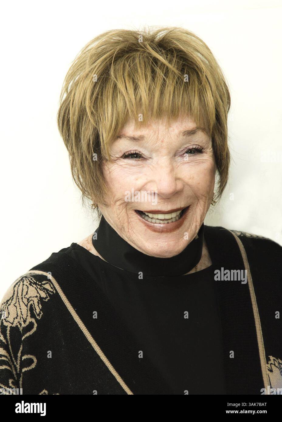 3 mars 2017 - Hollywood, Californie, États-Unis - SHIRLEY MACLAINE fait la promotion de « The Last Word ». Shirley MacLaine (née Shirley MacLean Beaty le 24 avril 1934) est une actrice, chanteuse, danseuse, activiste et auteure américaine de cinéma, de télévision et de théâtre. Lauréate d'un Academy Award, MacLaine a reçu le 40e AFI Life Achievement Award de l'American film Institute en 2012, et a reçu les Kennedy Center Honors pour sa contribution à la culture américaine à travers les arts de la scène en 2013. Elle est connue pour ses croyances New Age et s'intéresse à la spiritualité et à la réincarnation. Elle a écrit un Banque D'Images