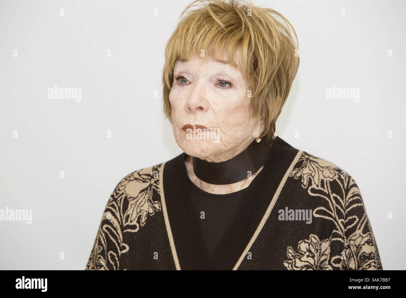 3 mars 2017 - Hollywood, Californie, États-Unis - SHIRLEY MACLAINE fait la promotion de « The Last Word ». Shirley MacLaine (née Shirley MacLean Beaty le 24 avril 1934) est une actrice, chanteuse, danseuse, activiste et auteure américaine de cinéma, de télévision et de théâtre. Lauréate d'un Academy Award, MacLaine a reçu le 40e AFI Life Achievement Award de l'American film Institute en 2012, et a reçu les Kennedy Center Honors pour sa contribution à la culture américaine à travers les arts de la scène en 2013. Elle est connue pour ses croyances New Age et s'intéresse à la spiritualité et à la réincarnation. Elle a écrit un Banque D'Images