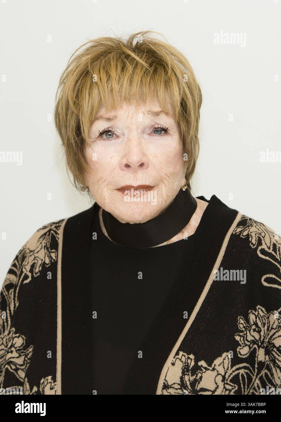 3 mars 2017 - Hollywood, Californie, États-Unis - SHIRLEY MACLAINE fait la promotion de « The Last Word ». Shirley MacLaine (née Shirley MacLean Beaty le 24 avril 1934) est une actrice, chanteuse, danseuse, activiste et auteure américaine de cinéma, de télévision et de théâtre. Lauréate d'un Academy Award, MacLaine a reçu le 40e AFI Life Achievement Award de l'American film Institute en 2012, et a reçu les Kennedy Center Honors pour sa contribution à la culture américaine à travers les arts de la scène en 2013. Elle est connue pour ses croyances New Age et s'intéresse à la spiritualité et à la réincarnation. Elle a écrit un Banque D'Images