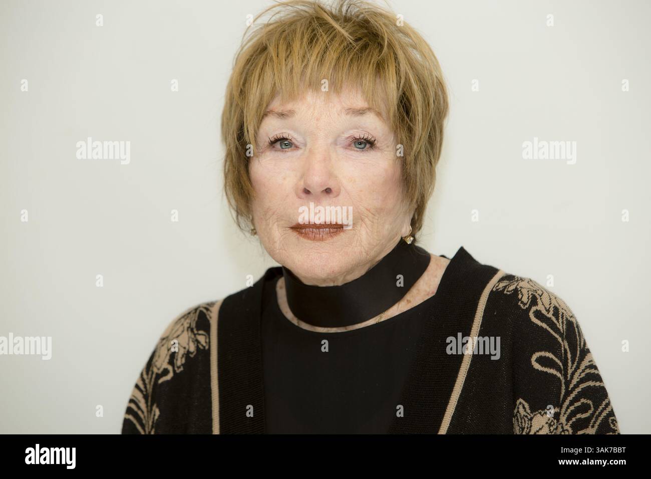 3 mars 2017 - Hollywood, Californie, États-Unis - SHIRLEY MACLAINE fait la promotion de « The Last Word ». Shirley MacLaine (née Shirley MacLean Beaty le 24 avril 1934) est une actrice, chanteuse, danseuse, activiste et auteure américaine de cinéma, de télévision et de théâtre. Lauréate d'un Academy Award, MacLaine a reçu le 40e AFI Life Achievement Award de l'American film Institute en 2012, et a reçu les Kennedy Center Honors pour sa contribution à la culture américaine à travers les arts de la scène en 2013. Elle est connue pour ses croyances New Age et s'intéresse à la spiritualité et à la réincarnation. Elle a écrit un Banque D'Images