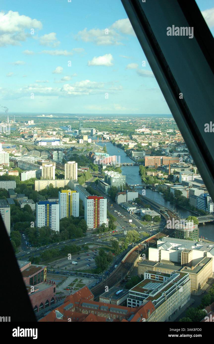 Vue aérienne du centre de Berlin avec des bâtiments historiques et la rivière Spree, vue depuis la terrasse d'observation de la tour de télévision de Berlin Banque D'Images