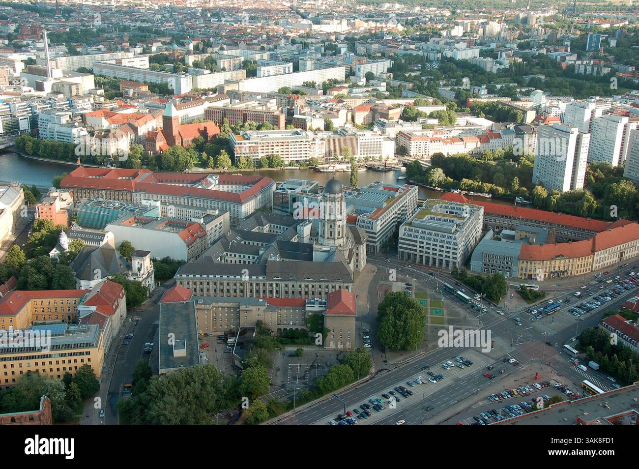 Vue aérienne du centre de Berlin avec des bâtiments historiques et la rivière Spree, vue depuis la terrasse d'observation de la tour de télévision de Berlin Banque D'Images