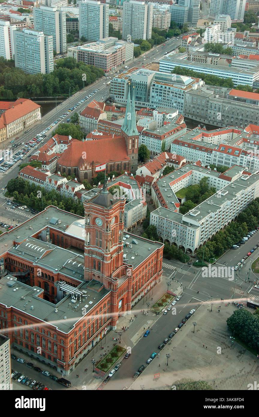 Vue aérienne du centre de Berlin avec des bâtiments historiques et la rivière Spree, vue depuis la terrasse d'observation de la tour de télévision de Berlin Banque D'Images