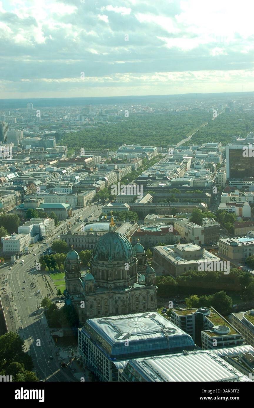 Vue aérienne du centre de Berlin avec des bâtiments historiques et la rivière Spree, vue depuis la terrasse d'observation de la tour de télévision de Berlin Banque D'Images